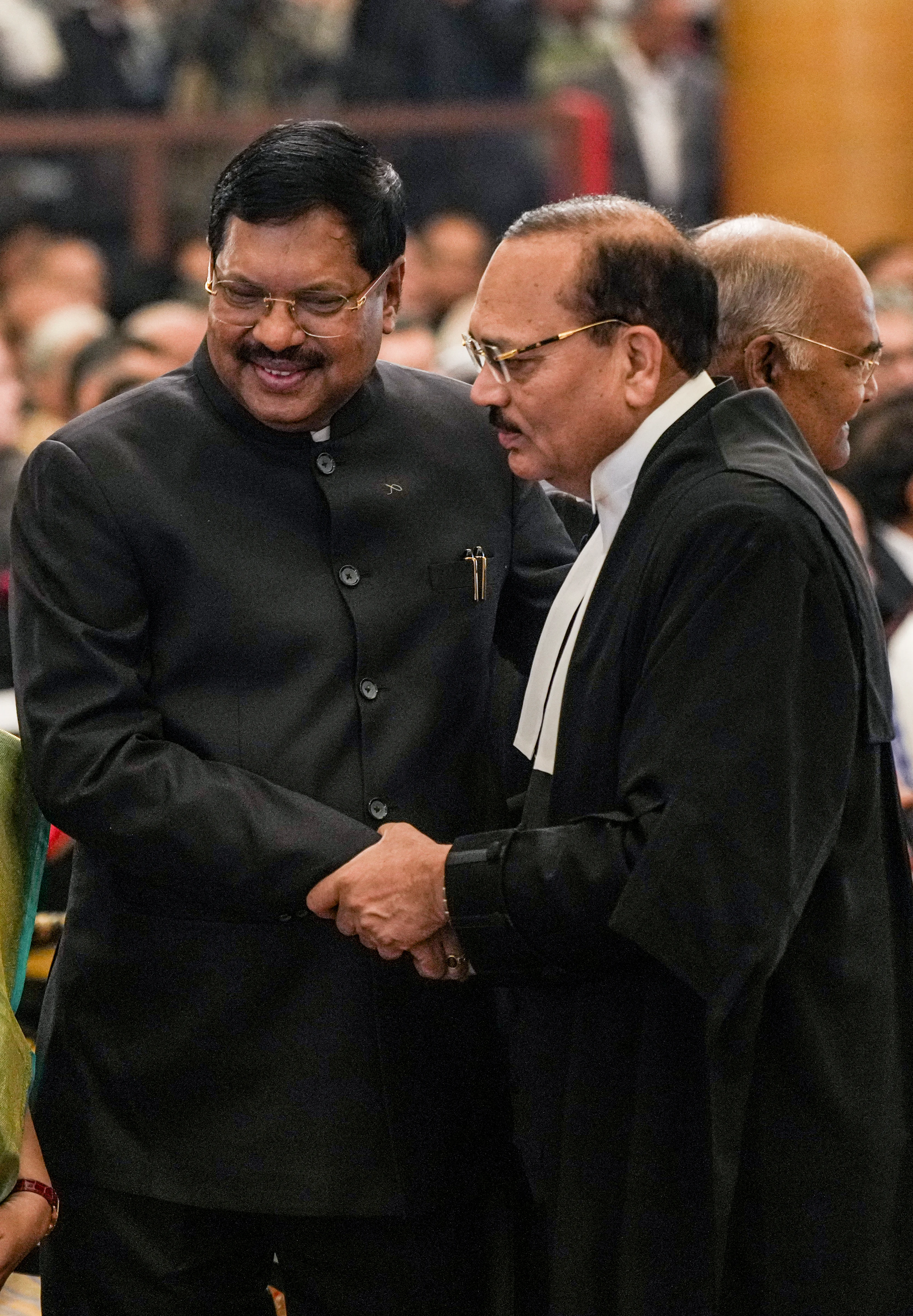 ಹಿಂದಿನ ಸಿಜೆಐ ಬಿ.ಆರ್‌. ಗವಾಯಿ ಅವರು ನೂತನ ಸಿಜೆಐ ಅವರಿಗೆ ಶುಭಾಶಯ ಕೋರಿದ ಕ್ಷಣ –ಪಿಟಿಐ ಚಿತ್ರ