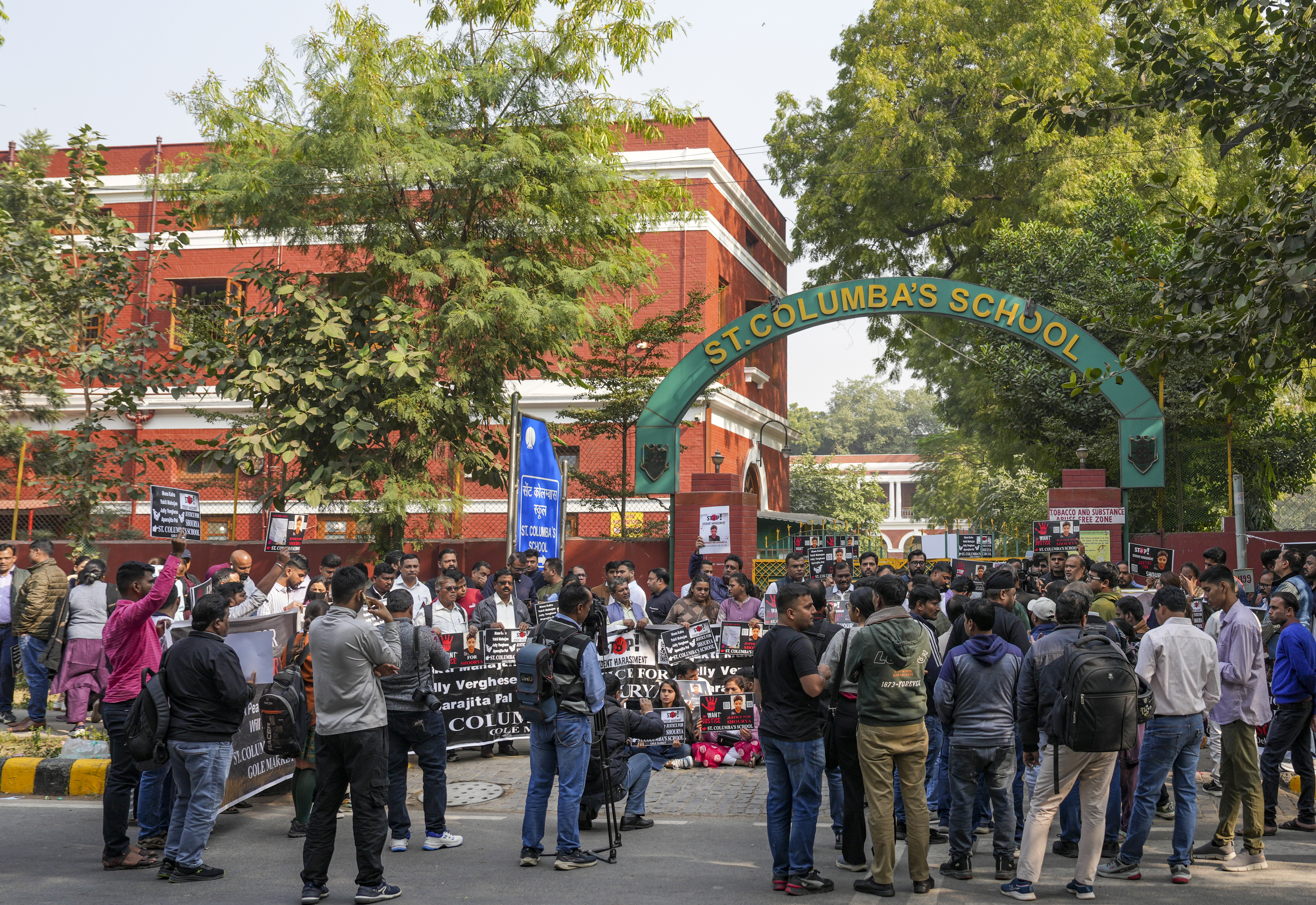 ವಿದ್ಯಾರ್ಥಿಯ ಆತ್ಮಹತ್ಯೆಗೆ ಕಾರಣರಾದವರ ವಿರುದ್ಧ ಕ್ರಮಕೈಗೊಳ್ಳಬೇಕೆಂದು ಆಗ್ರಹಿಸಿ ವಿದ್ಯಾರ್ಥಿಗಳು ಮತ್ತು ಪೋಷಕರು ಪ್ರತಿಭಟನೆ ನಡೆಸಿದರು – ಪಿಟಿಐ ಚಿತ್ರ