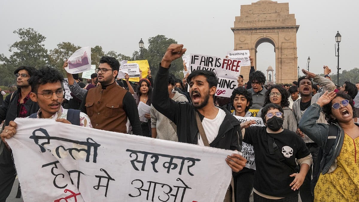 Delhi air pollution: ಪ್ರತಿಭಟನಾಕಾರರಿಂದ ಪೆಪ್ಪರ್‌ ಸ್ಪ್ರೇ ಬಳಕೆ: ಹಲವರ ಬಂಧನ