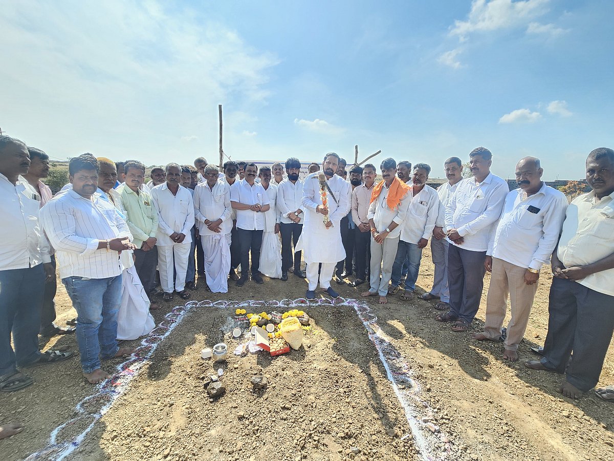 ಅಥಣಿ: ವಿದ್ಯಾರ್ಥಿನಿಯರ ವಸತಿ ನಿಲಯ ಕಟ್ಟಡ ಕಾಮಗಾರಿಗೆ ಶಾಸಕ ಲಕ್ಷ್ಮಣ ಸವದಿ ಚಾಲನೆ