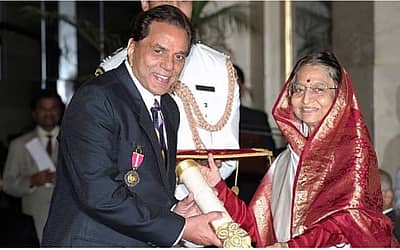 ಸಿನಿಮಾ ಕ್ಷೇತ್ರಕ್ಕೆ ಧರ್ಮೇಂದ್ರ ಅವರ ಕೊಡುಗೆಯನ್ನು ಪರಿಗಣಿಸಿ ಭಾರತ ಸರ್ಕಾರ 2012ರಲ್ಲಿ ಪದ್ಮಭೂಷಣ ಪ್ರಶಸ್ತಿ ನೀಡಿ ಗೌರವಿಸಿತ್ತು.