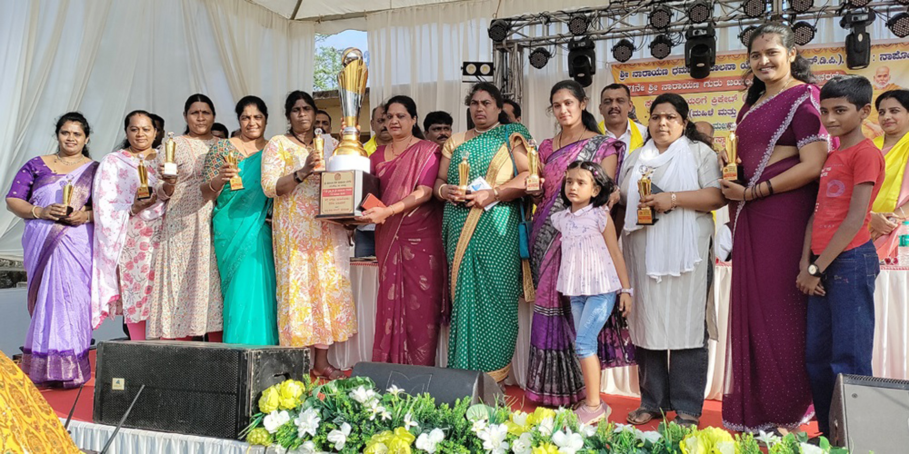 ಮಹಿಳೆಯರ ಹಗ್ಗ ಜಗ್ಗಾಟ ಸ್ಪರ್ಧೆಯಲ್ಲಿ ವಿಜೇತ ತಂಡ ಚೇರಂಬಾಣೆಯ ಗೌಡ ಮಹಿಳಾ ಒಕ್ಕೂಟದ ಆಟಗಾರರು ಟ್ರೋಫಿ ಹಿಡಿದು ಸಂಭ್ರಮಿಸಿದರು