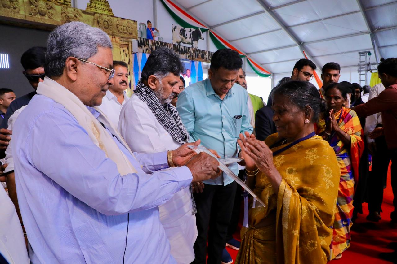 ವಿವಿಧ ಯೋಜನೆಗಳ ಫಲಾನುಭವಿಗಳಿಗೆ ಸೌಲಭ್ಯ ವಿತರಿಸಿದ ಸಿ.ಎಂ ಮತ್ತು ಡಿಸಿಎಂ