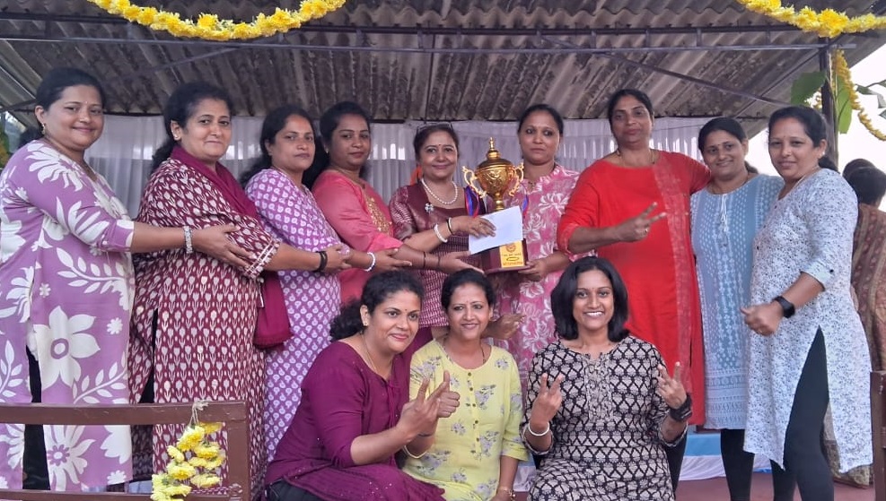 ವಿರಾಜಪೇಟೆ ಸಮೀಪದ ಕಾಕೋಟುಪರಂಬುವಿನ ಕೈಲ್ ಮುಹೂರ್ತ ಸಂಘದ ವಜ್ರ ಮಹೋತ್ಸವ ಅಂಗವಾಗಿ ನಡೆದ ಹಗ್ಗಜಗ್ಗಾಟ ಸ್ವರ್ಧೆಯ ಮಹಿಳೆಯರ ವಿಭಾಗದಲ್ಲಿ ಮೈತಾಡಿ ಗ್ರಾಮದ ತಂಡ ಪ್ರಶಸ್ತಿ ಪಡೆದುಕೊಂಡಿತು