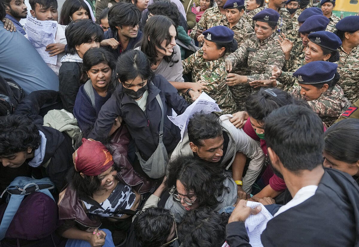 ದೆಹಲಿ ವಾಯು ಮಾಲಿನ್ಯ ಪ್ರತಿಭಟನೆ| ಪೊಲೀಸರ ಮೇಲೆ ಪೆಪ್ಪರ್‌ ಸ್ಪ್ರೇ: 15 ಜನರ ಬಂಧನ