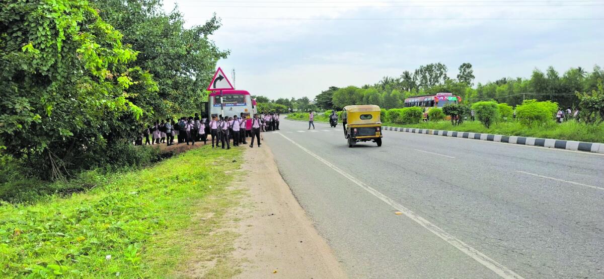 ತಾತಿಕಲ್ಲು ಸಮೀಪದ ರಸ್ತೆ ದಾಟುತ್ತಿರುವ ವಿದ್ಯಾರ್ಥಿಗಳು 