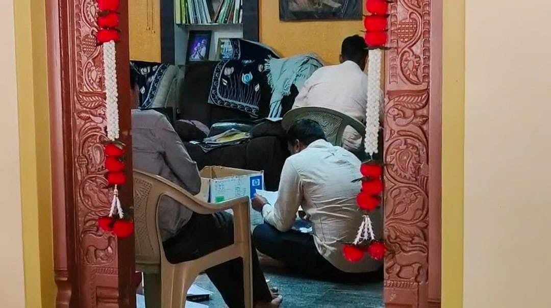 ಮಂಡ್ಯ ನಗರಸಭೆ ಅಧಿಕಾರಿ ಮನೆ ಮೇಲೆ ಲೋಕಾಯುಕ್ತ ದಾಳಿ