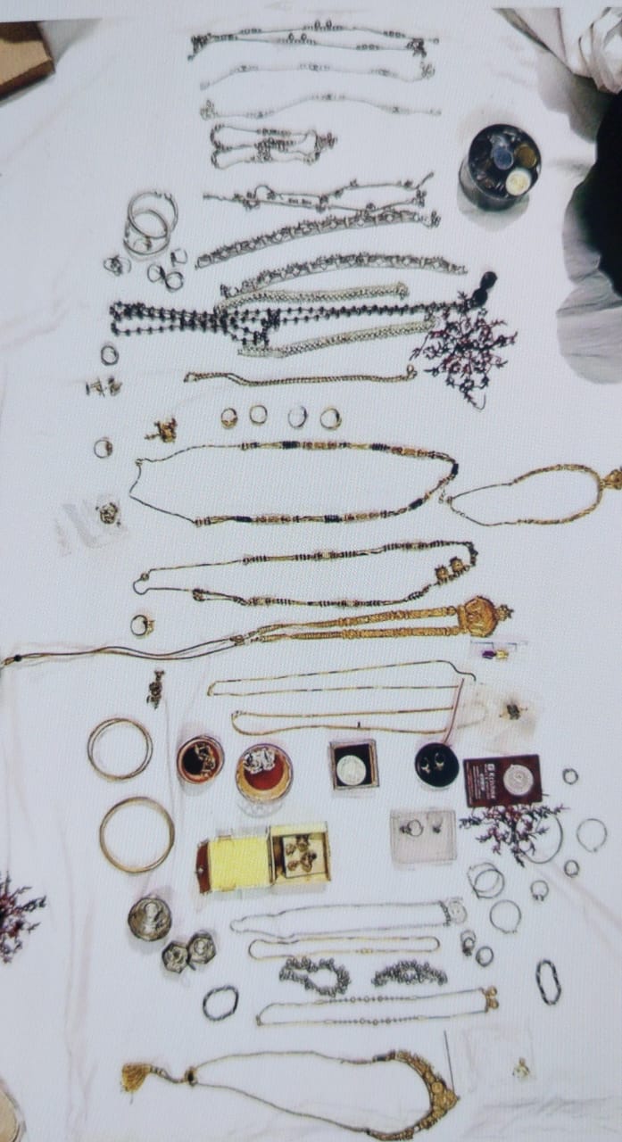 ಲೋಕಾಯುಕ್ತ ಪೊಲೀಸರು ಜಪ್ತಿ ಮಾಡಿರುವ ಚಿನ್ನಾಭರಣಗಳು