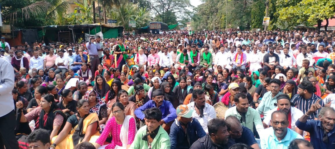 ಅಂಕೋಲಾದಲ್ಲಿ ಖಾಸಗಿ ಬಂದರು ವಿರೋಧಿಸಿ ಪಟ್ಟಣದ ಜೈಹಿಂದ್ ವೃತ್ತದಲ್ಲಿ ನಡೆದ ಬಹಿರಂಗ ಸಭೆಯಲ್ಲಿ ಪಾಲ್ಗೊಂಡಿದ್ದ ಜನಸ್ತೋಮ