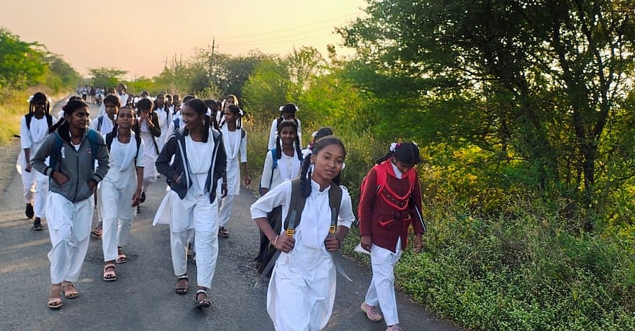 ಶಾಲೆಗೆ ತೆರಳಲು ನಿತ್ಯ 5 ಕಿ.ಮೀ ನಡಿಗೆ:ಪೋಷಕರ ಮನವಿಗೆ ಸ್ಪಂದಿಸದ ಜನಪ್ರತಿನಿಧಿಗಳು