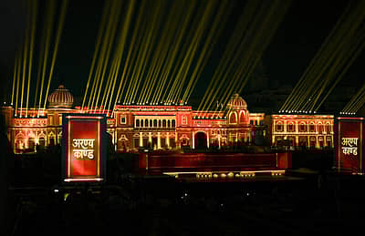 ಪ್ರತಿ ವರ್ಷ ರಾಮ ನವಮಿಯಂದು ಮಧ್ಯಾಹ್ನ 12 ಗಂಟೆಗೆ ಸೂರ್ಯನ ಕಿರಣಗಳು ರಾಮಲಲ್ಲಾ ವಿಗ್ರಹದ ಹಣೆಯನ್ನು ಸ್ಪರ್ಶಿಸುವ ರೀತಿ ಕನ್ನಡಿಗಳ ಅಳವಡಿಕೆ ಮಾಡಲಾಗಿದೆ.