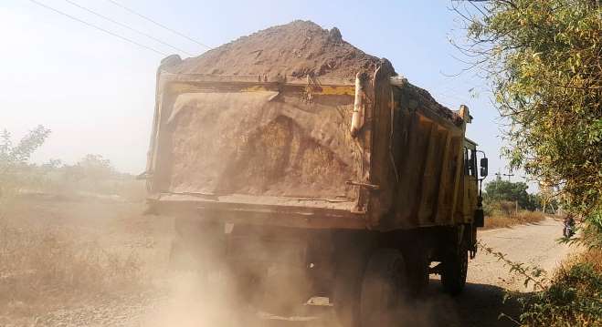 25ಸಿಡಿಎನ್-02‌  ಚಡಚಣ ಸಮೀಪದ ಶಿರನಾಳ ರಸ್ತೆಯಲ್ಲಿ ಇಟ್ಟಿಗೆ ಭಟಿಗೆ ತಯಾರಿಕೆಗೆ ಸಾಗುತ್ತಿರುವ ವಾಹನ.