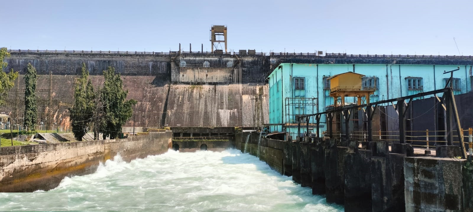 ಕಾರ್ಗಲ್ ಸಮೀಪದಲ್ಲಿರುವ ಲಿಂಗನಮಕ್ಕಿ ಜಲಾಶಯದ ಸ್ಲ್ಯೂಸ್ ಗೇಟಿನ ಚಿತ್ರ