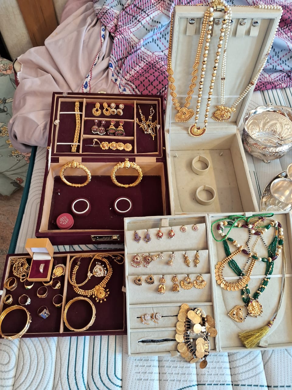 ಮೈಸೂರಿನ ಹೂಟಗಳ್ಳಿ ನಗರಸಭೆಯ ರೆವಿನ್ಯು ಇನ್‌ಸ್ಪೆಕ್ಟರ್‌ ರಾಮಸ್ವಾಮಿ ಸಿ. ಅವರ ಮನೆಯಲ್ಲಿ ಪತ್ತೆಯಾದ ಚಿನ್ನಾಭರಣಗಳು 