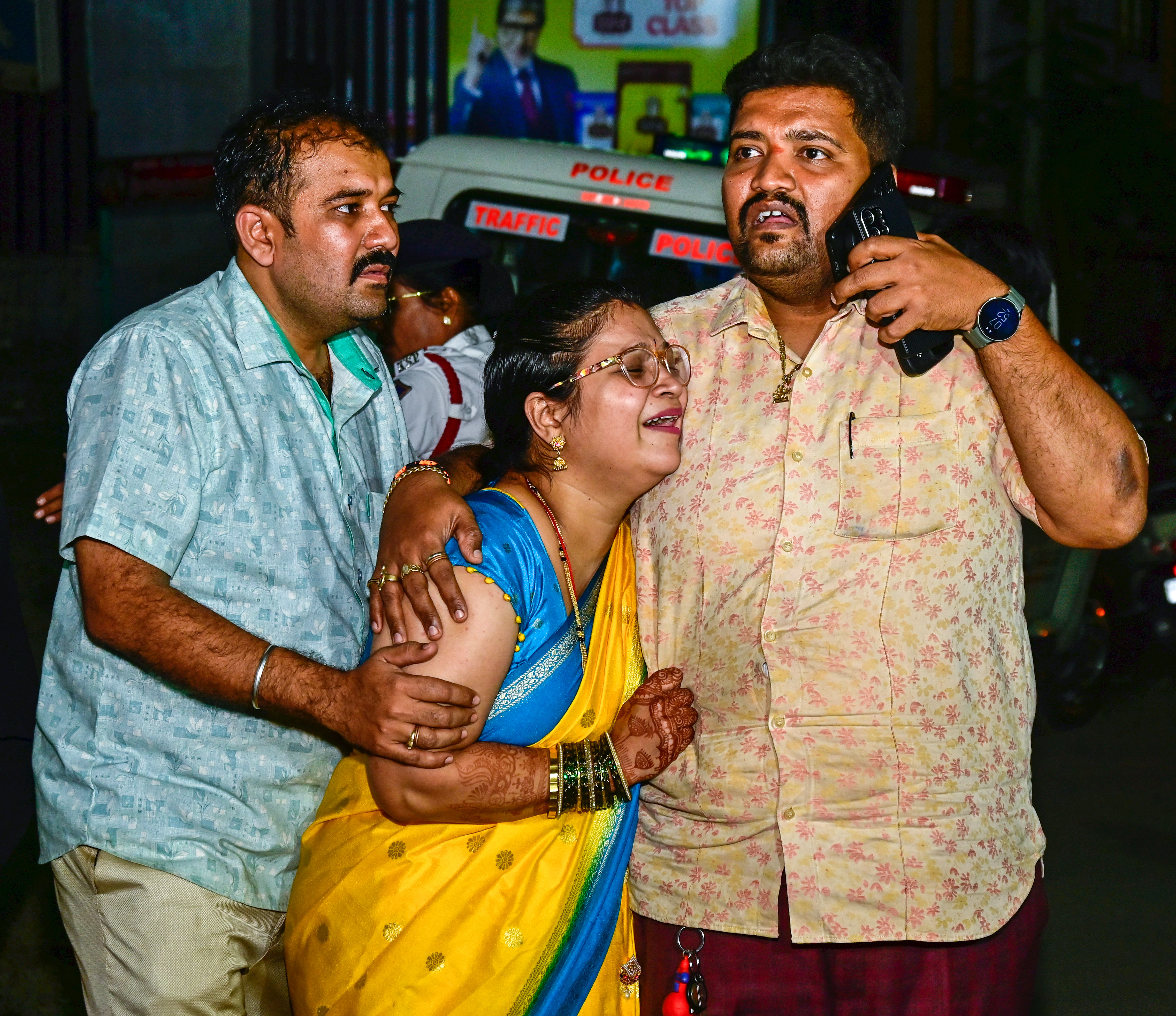 ಐಎಎಸ್ ಅಧಿಕಾರಿ ಮಹಾಂತೇಶ ಬೀಳಗಿ ಅವರ ಸಾವಿನ ಸುದ್ದಿ ಕೇಳಿ ಕುಟುಂಬದವರು ಕಲಬುರಗಿಯ ಆಸ್ಪತ್ರೆಯ ಬಳಿ ರೋದಿಸಿದರು
–ಪ್ರಜಾವಾಣಿ ಚಿತ್ರ