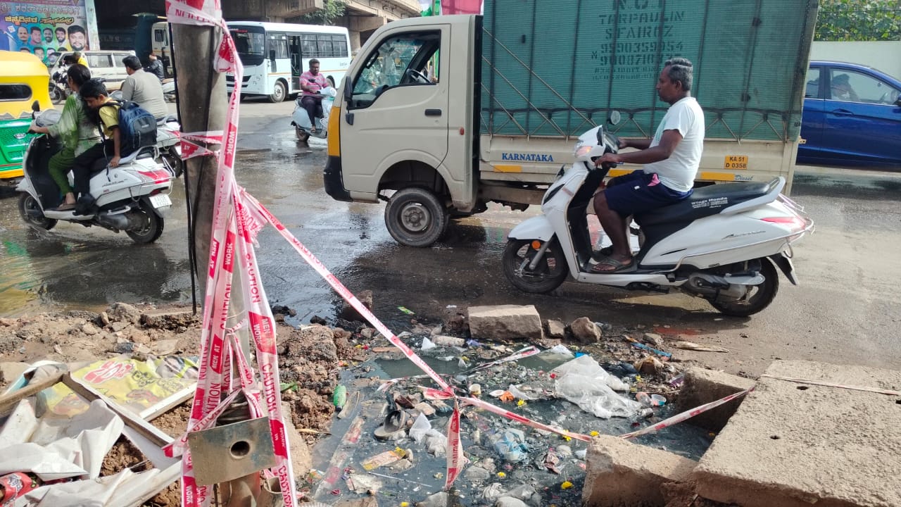 ರಸ್ತೆ ಬದಿಯ ಚರಂಡಿಯ ದುಸ್ಥಿತಿ