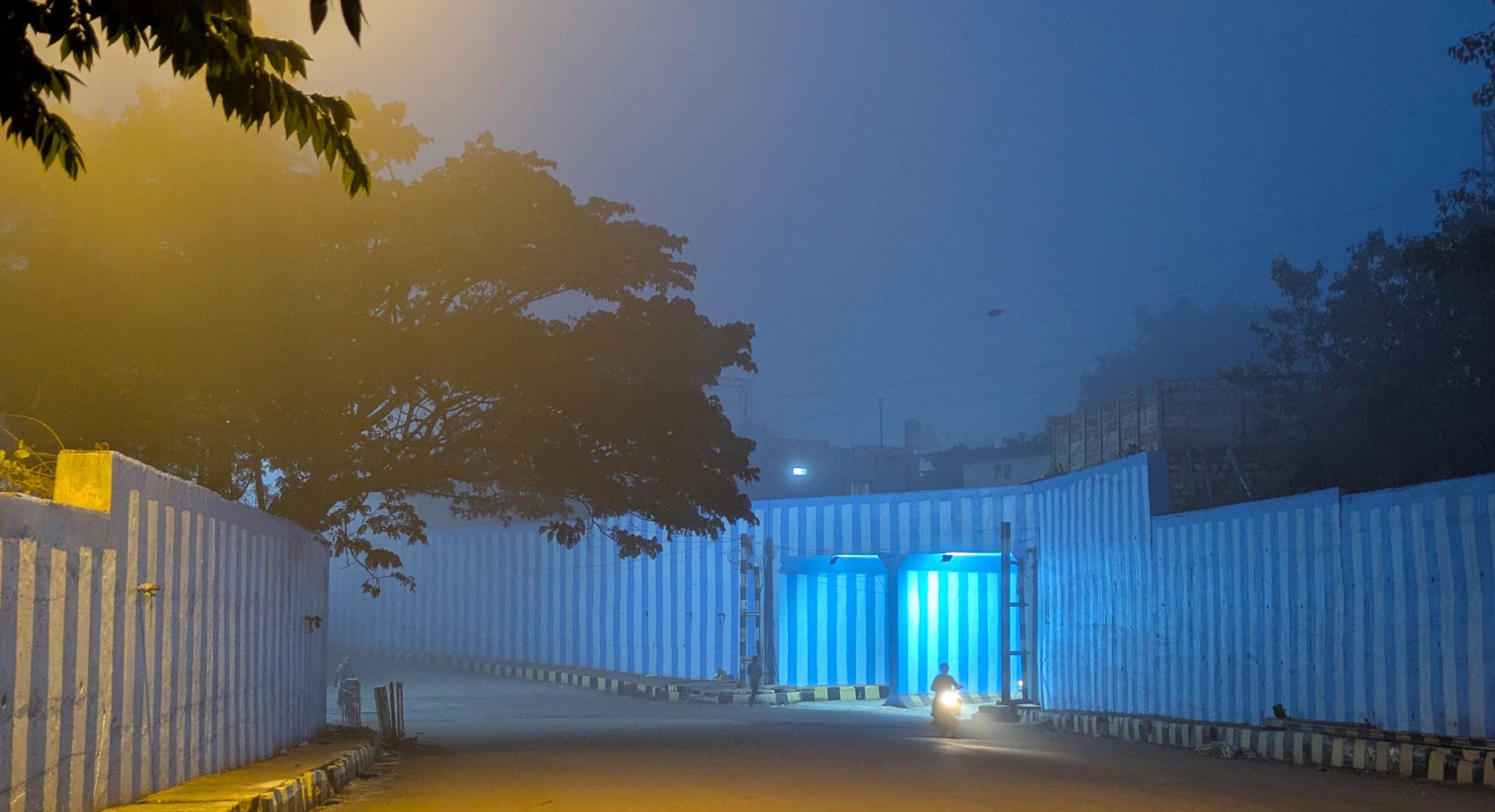 ಆಗಸಕ್ಕೂ ತನ್ನ ನೀಲಿ ಬಣ್ಣವನ್ನು ಹೊದ್ದಿಸಿದಂತೆ ಕಂಡು ಬಂದ ರೈಲ್ವೆ ಕೆಳಸೇತುವೆ