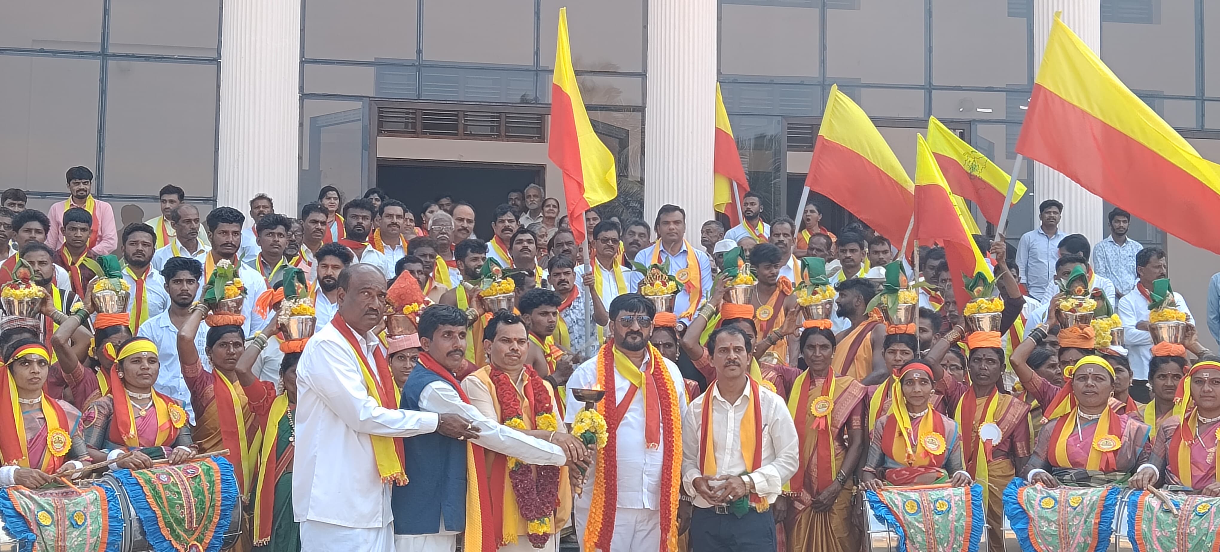 ಸೊರಬ ಪಟ್ಟಣದ ರಂಗನಾಥ ಸ್ವಾಮಿ‌ ದೇವಾಲಯದ ಎದುರು ಕರ್ನಾಟಕ ರಕ್ಷಣಾ ವೇದಿಕೆ ಅಪ್ಪುಸೇನೆ ವತಿಯಿಂದ ಹಮ್ಮಿಕೊಂಡಿದ್ದ ರಾಜ್ಯಮಟ್ಟದ ಕಕರ್ನಾಟಕ ರಾಜ್ಯೋತ್ಸವದ ಮೆರವಣಿಗೆಗೆ ಚಾಲನೆ ನೀಡಲಾಯಿತು