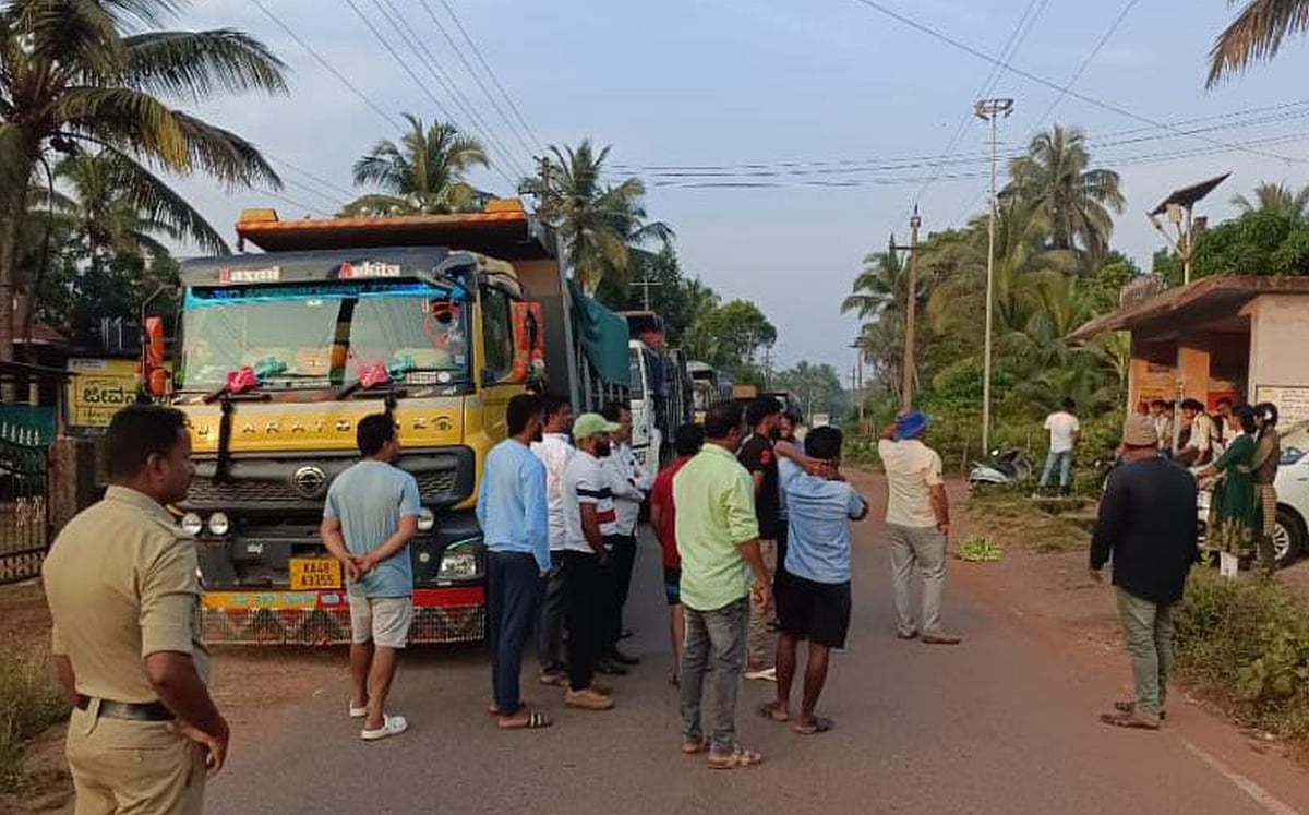 ಕಾರವಾರ | ಅತಿ ಭಾರದ ವಾಹನ ತಡೆದು ಪ್ರತಿಭಟನೆ