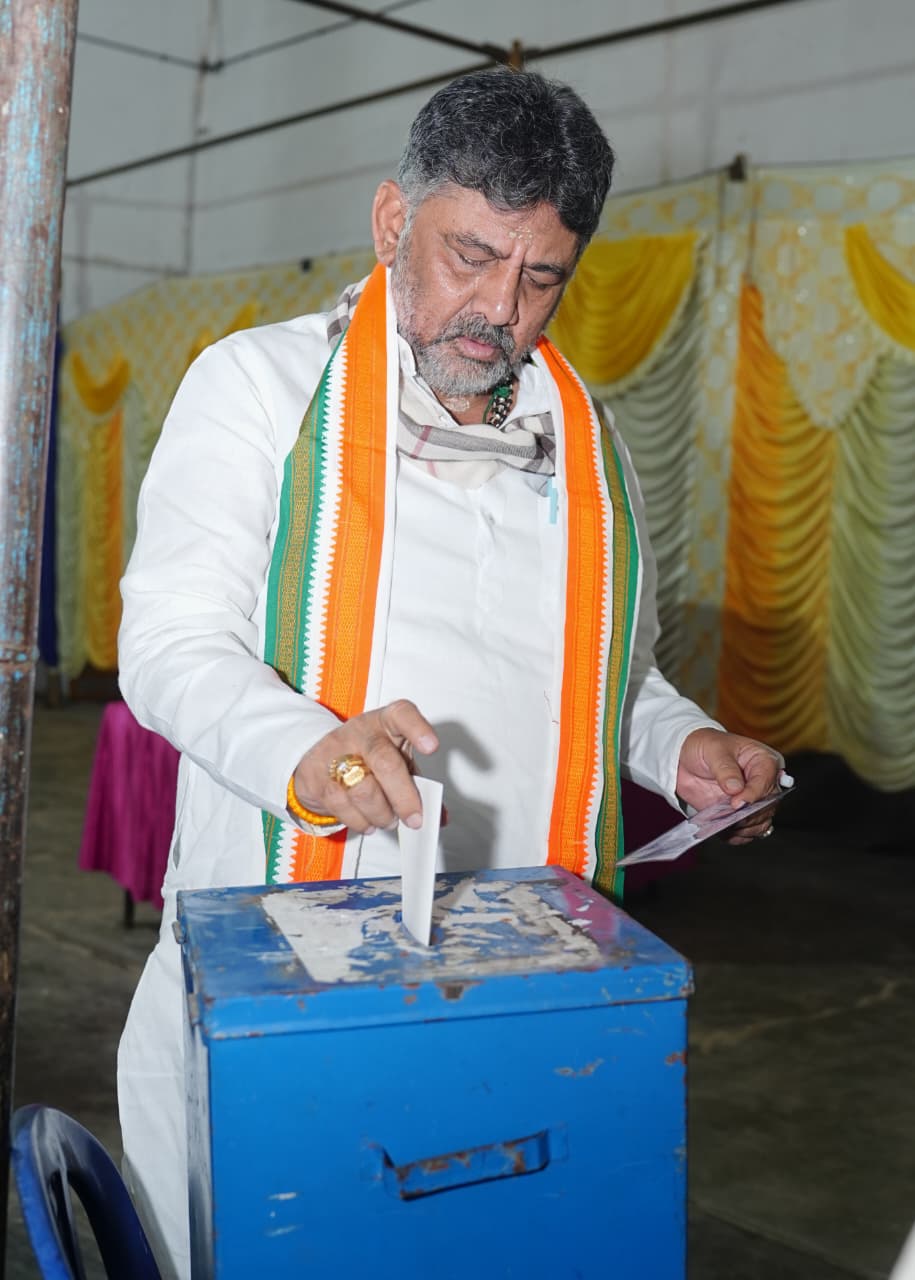ಚುನಾವಣೆಯಲ್ಲಿ ಡಿಸಿಎಂ ಡಿ.ಕೆ ಶಿವಕುಮಾರ್ ಮತದಾನ ಮಾಡಿದರು