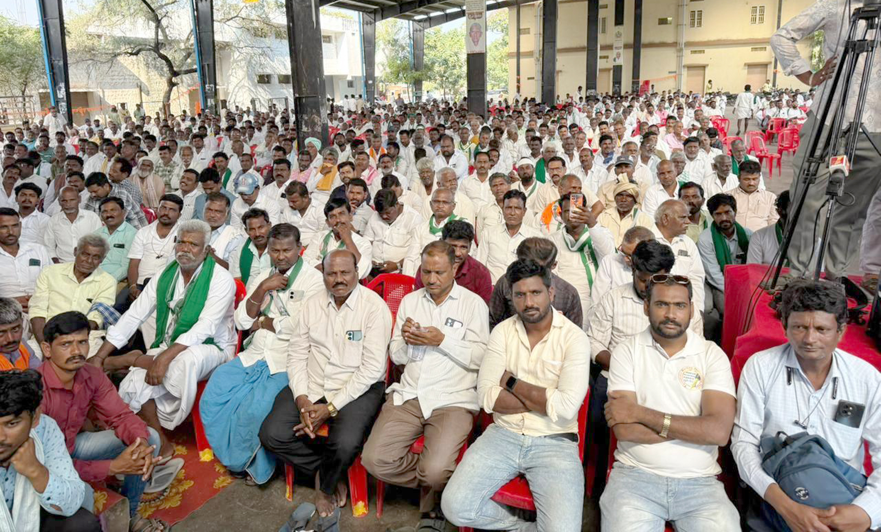 ರಾಯಚೂರು ಕೊಪ್ಪಳ ಬಳ್ಳಾರಿ ಮತ್ತು ವಿಜಯನಗರ ಜಿಲ್ಲೆಗಳ ರೈತರ ಬೃಹತ್ ಪ್ರತಿಭಟನಾ ಸಮಾವೇಶದಲ್ಲಿ ಸಾವಿರಾರು ಸಂಖ್ಯೆಯಲ್ಲಿ ರೈತರ ನೆರೆದಿರುವುದು