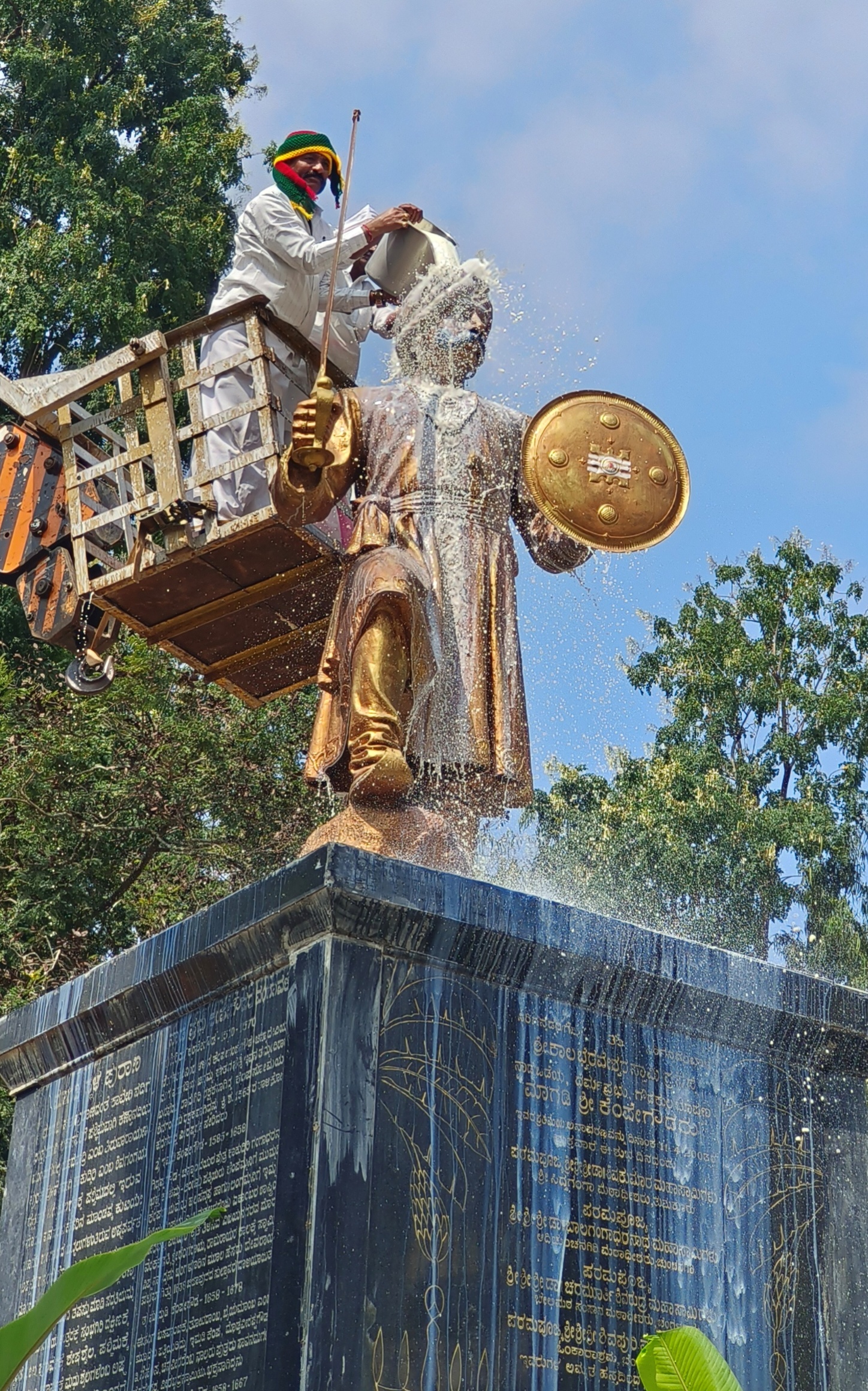 ಮಾಗಡಿ ಪಟ್ಟಣದ ಕೆಂಪೇಗೌಡ ಪ್ರತಿಮೆಗೆ ಕ್ರೈನ್ ಮೂಲಕ ಕ್ಷೀರಾಭಿಷೇಕ ಮಾಡಲಾಯಿತು.