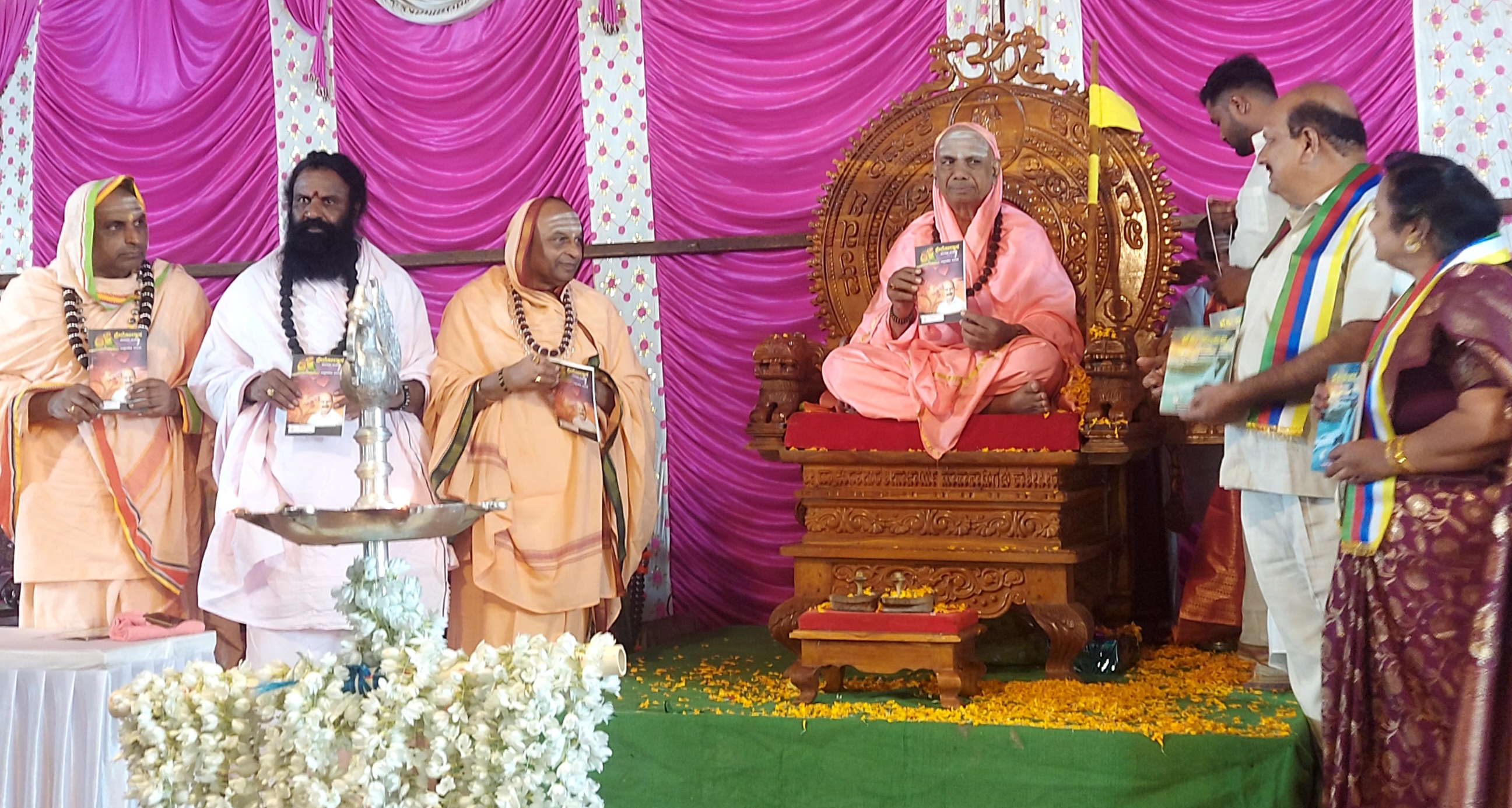 ಅಥಣಿ ಲೇಖಕ ಅಪ್ಪಾಸಾಹೇಬ ಅಲಬಾದಿ ಭಾರತಿ ಅಲಬಾಡದಿ ಅವರು ಬರೆದ ಪ್ರಮೋತ್ಸಾಹ ಹೈಕೋ ಹಂದರ ಗ್ರಂಥ ಬಿಡುಗಡೆ ಮಾಡಿದರು.