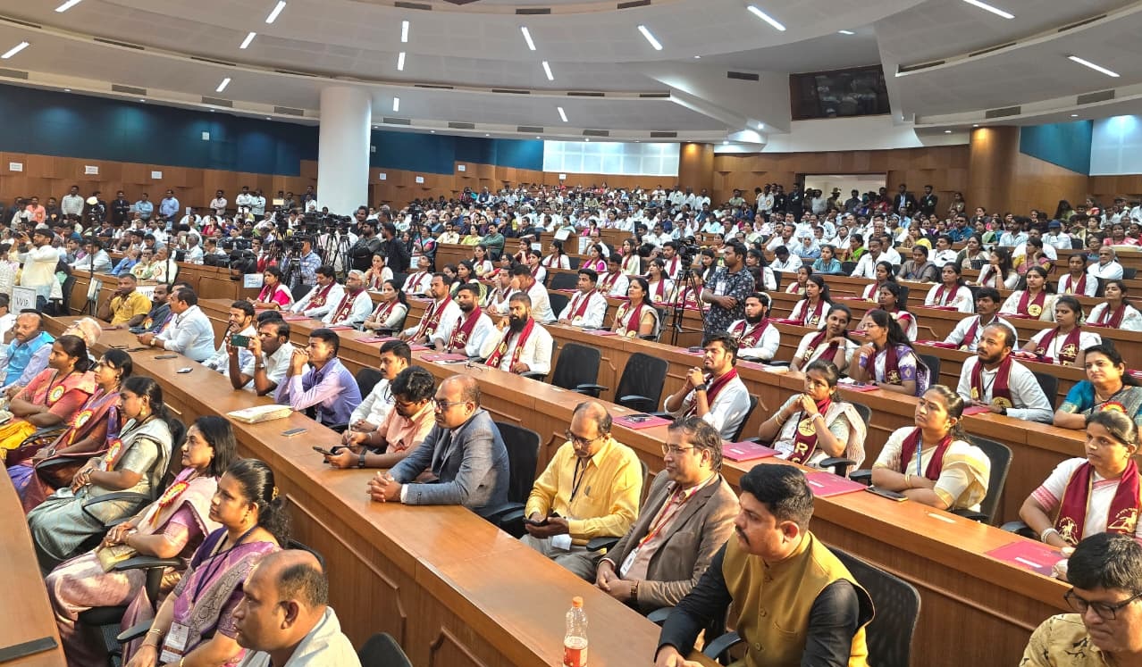 ಬೆಳಗಾವಿಯ ಸುವರ್ಣ ವಿಧಾನಸೌಧದಲ್ಲಿ ಮಂಗಳವಾರ ನಡೆದ ರಾಣಿ ಚನ್ನಮ್ಮ ವಿ.ವಿ ಘಟಿಕೋತ್ಸವದಲ್ಲಿ ಪಾಲ್ಗೊಂಡ ವಿದ್ಯಾರ್ಥಿಗಳು  