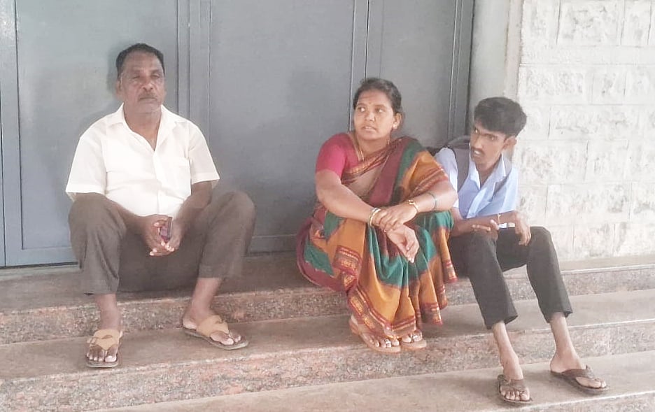 ಅಂಗವೈಕಲ್ಯ ಮಗನಿಗೆ ಪ್ರವೇಶ ಪತ್ರ ನಿರಾಕರಣೆ: ಕಾಲೇಜಿಗೆ ಬೀಗ ಹಾಕಿ ಪೋಷಕರ ಧರಣಿ