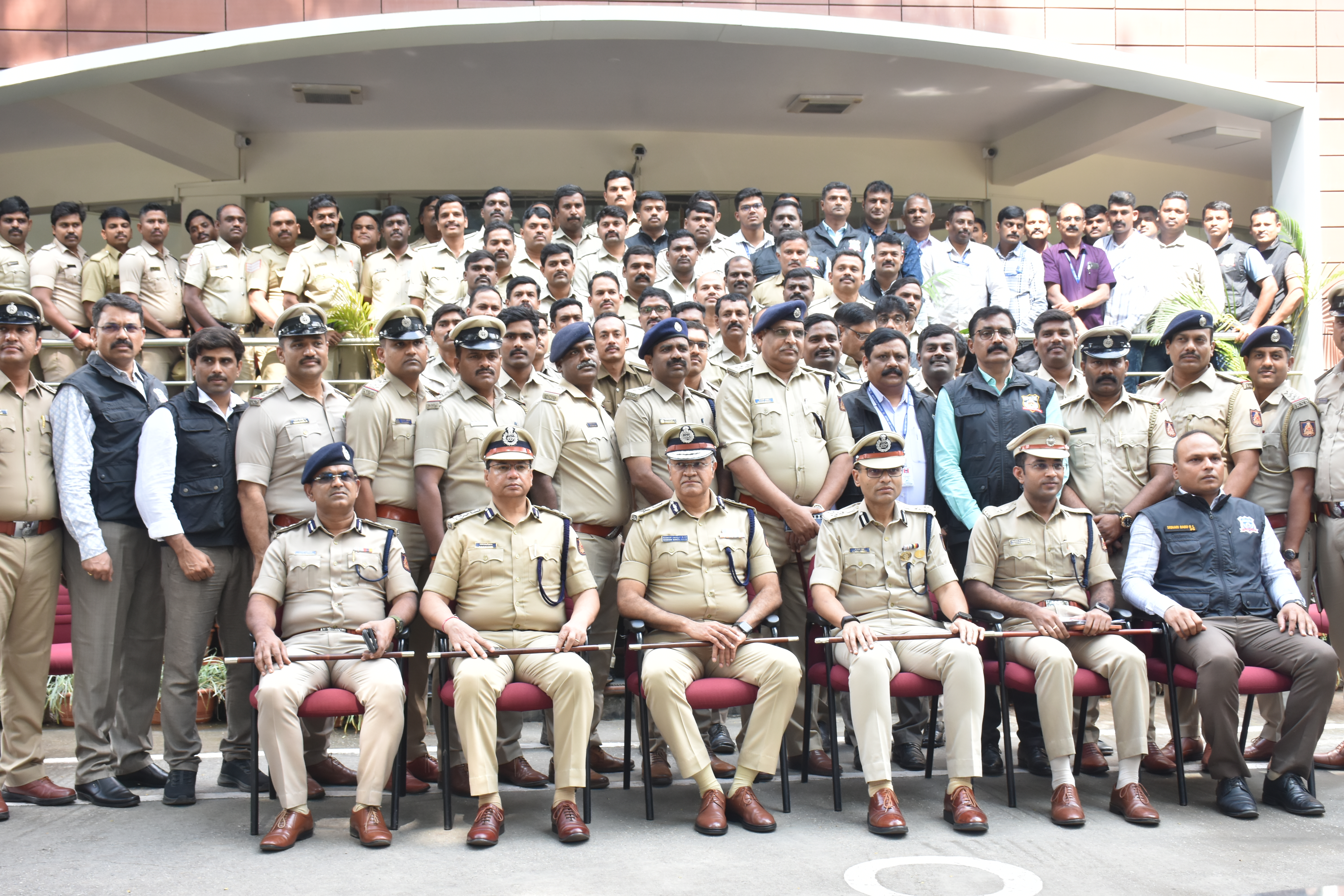 ಆರೋಪಿಗಳ ಪತ್ತೆ ಕಾರ್ಯದಲ್ಲಿ ಶ್ರಮಿಸಿದ ಪೊಲೀಸ್ ಸಿಬ್ಬಂದಿಯನ್ನು ನಗರ ಪೊಲೀಸ್ ಕಮಿಷನರ್ ಸೀಮಾಂತ್ ಕುಮಾರ್ ಸಿಂಗ್ ಅಭಿನಂದಿಸಿದರು