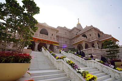 ಬರೋಬ್ಬರಿ 57,000 ಚದರ ಅಡಿ ವಿಶಾಲವಾದ ಪ್ರದೇಶದಲ್ಲಿ ರಾಮ ಮಂದಿರ ನಿರ್ಮಾಣ ಮಾಡಲಾಗಿದೆ. ಇದು ಕುತುಬ್ ಮಿನಾರ್‌ಗಿಂತ ಶೇ 70 ರಷ್ಟು ಹೆಚ್ಚು ಎತ್ತರವಾಗಿದೆ.