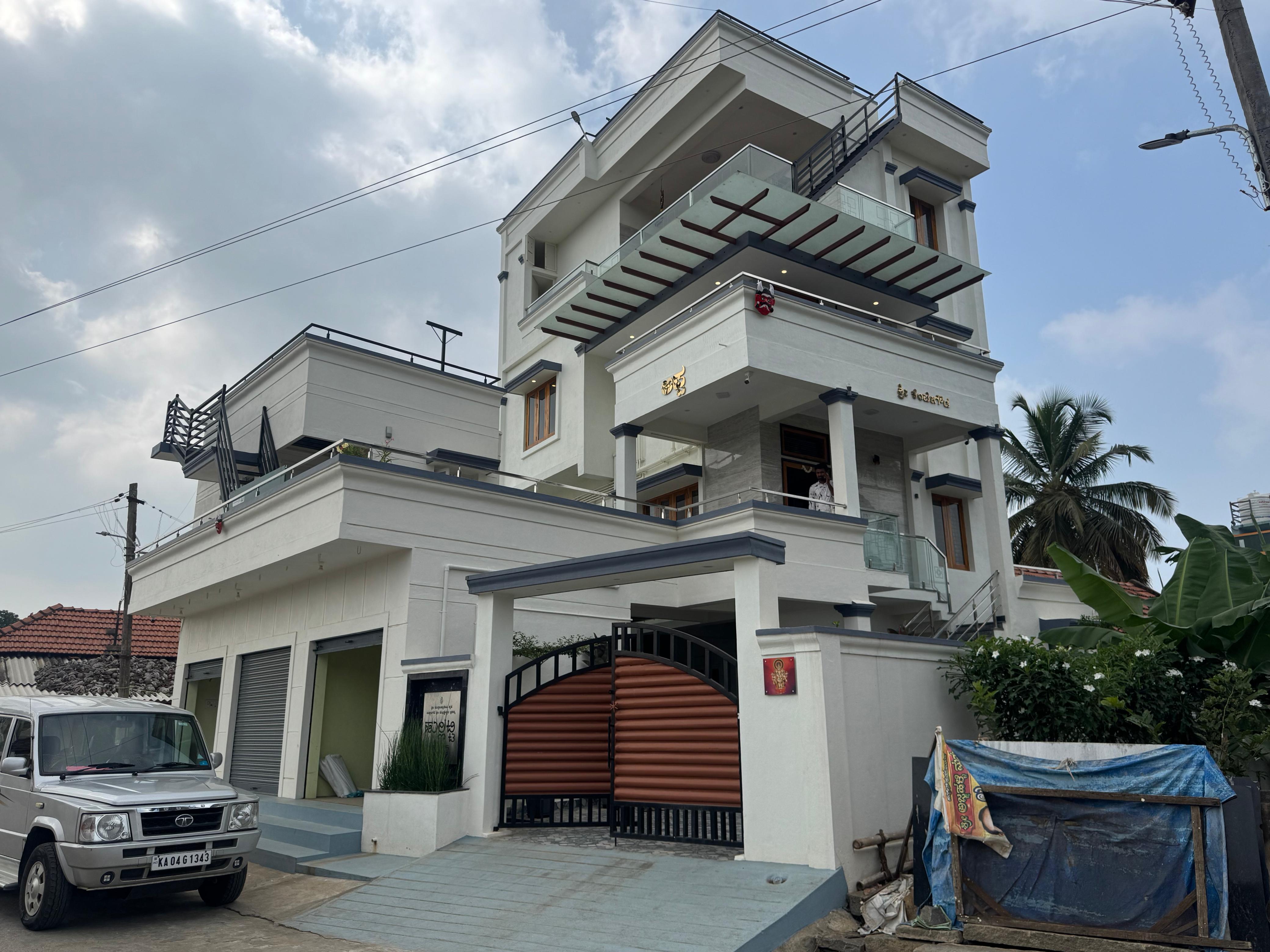 ಮಂಡ್ಯ ನಗರಸಭೆ ಕಾರ್ಯಾಲಯದ ಸಮುದಾಯ ಸಂಘಟನಾಧಿಕಾರಿ ಸಿ.ಪುಟ್ಟಸ್ವಾಮಿ ಅವರ ಬಂಗಲೆ