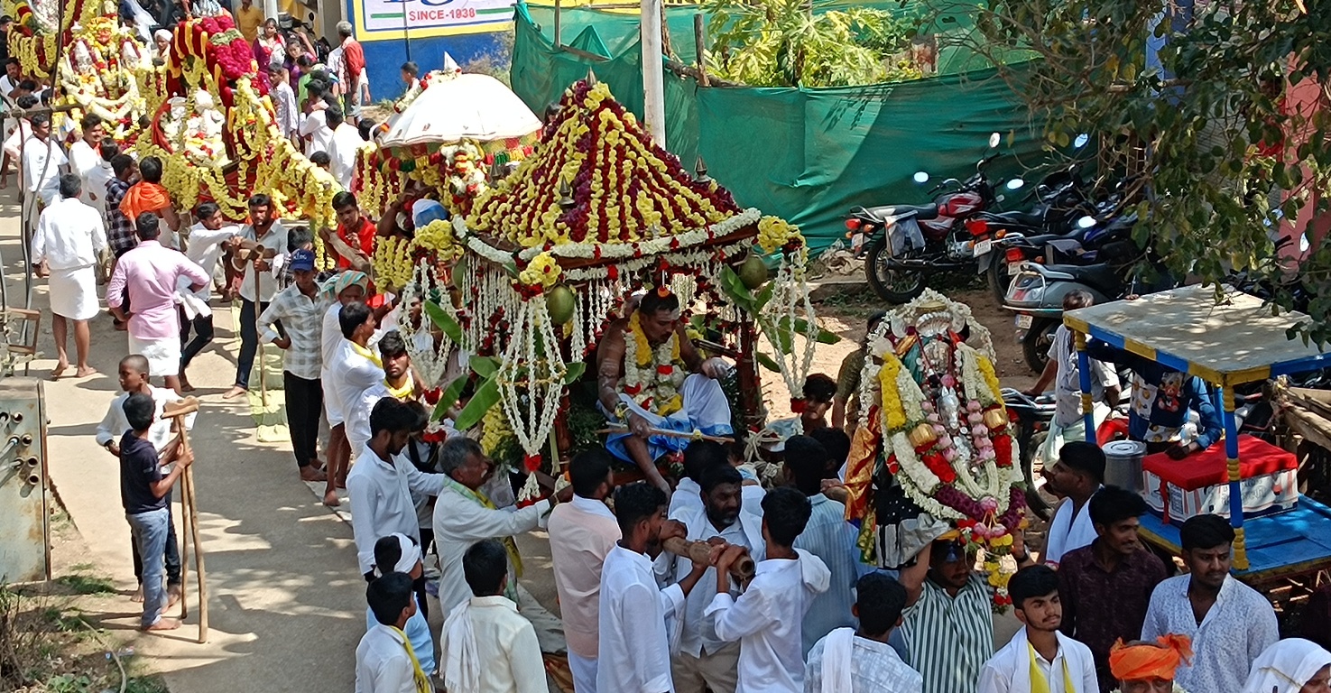 ಹೊನ್ನಾಳಿಯಲ್ಲಿ ಬೀರಪ್ಪ ದೇವರ ಮುಳ್ಳುಗದ್ದುಗೆ ಉತ್ಸವ ನಡೆಯಿತು. ಹಲವು ದೇವತಾಮೂರ್ತಿಗಳು  ಉತ್ಸವದಲ್ಲಿ ಭಾಗವಹಿಸಿದ್ದವು. ಈಶ್ವರಾನಂದಪುರಿ ಸ್ವಾಮೀಜಿ ಹಿರೇಕಲ್ಮಠದ ಚನ್ನಮಲ್ಲಿಕಾರ್ಜುನ ಶಿವಾಚಾರ್ಯ ಸ್ವಾಮೀಜಿ ಭಾಗವಹಿಸಿದ್ದರು