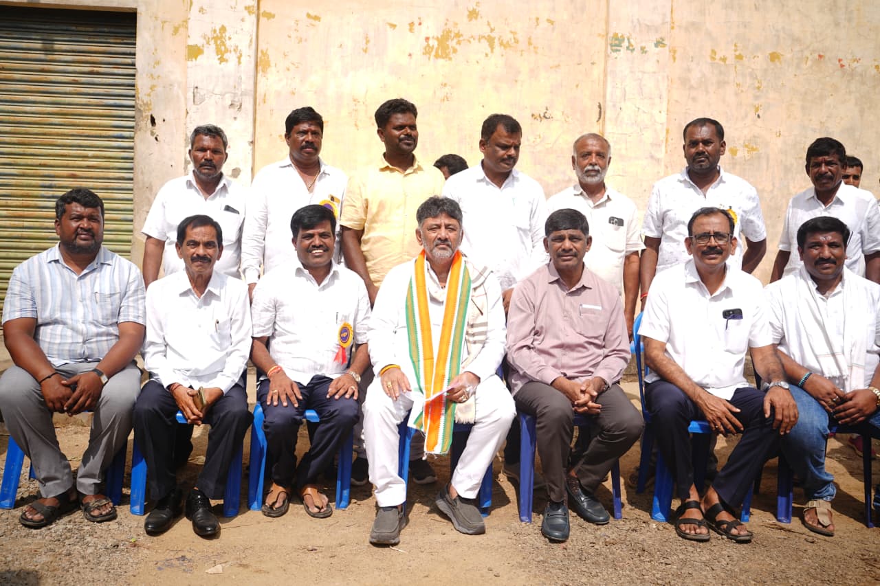 ಕನಕಪುರ ಟಿಪಿಎಪಿಸಿಎಂಎಸ್ ನೂತನ ನಿರ್ದೇಶಕರಾಗಿ ಆಯ್ಕೆಯಾದವರೊಂದಿಗೆ ಡಿ.ಕೆ ಶಿವಕುಮಾರ್ ಮತ್ತು ಡಿ.ಕೆ ಸುರೇಶ್