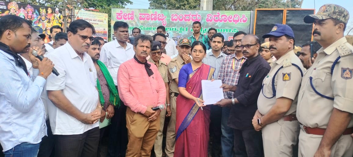 ಅಂಕೋಲಾದಲ್ಲಿ ಕೇಣಿಯಲ್ಲಿ ವಾಣಿಜ್ಯ ಬಂದರು ನಿರ್ಮಾಣ ವಿರೋಧಿಸಿ ಪ್ರತಿಭಟನಾಕಾರರು ಜಿಲ್ಲಾಧಿಕಾರಿ ಕೆ.ಲಕ್ಷ್ಮೀಪ್ರಿಯಾ ಅವರಿಗೆ ಮನವಿ ಸಲ್ಲಿಸಿದರು