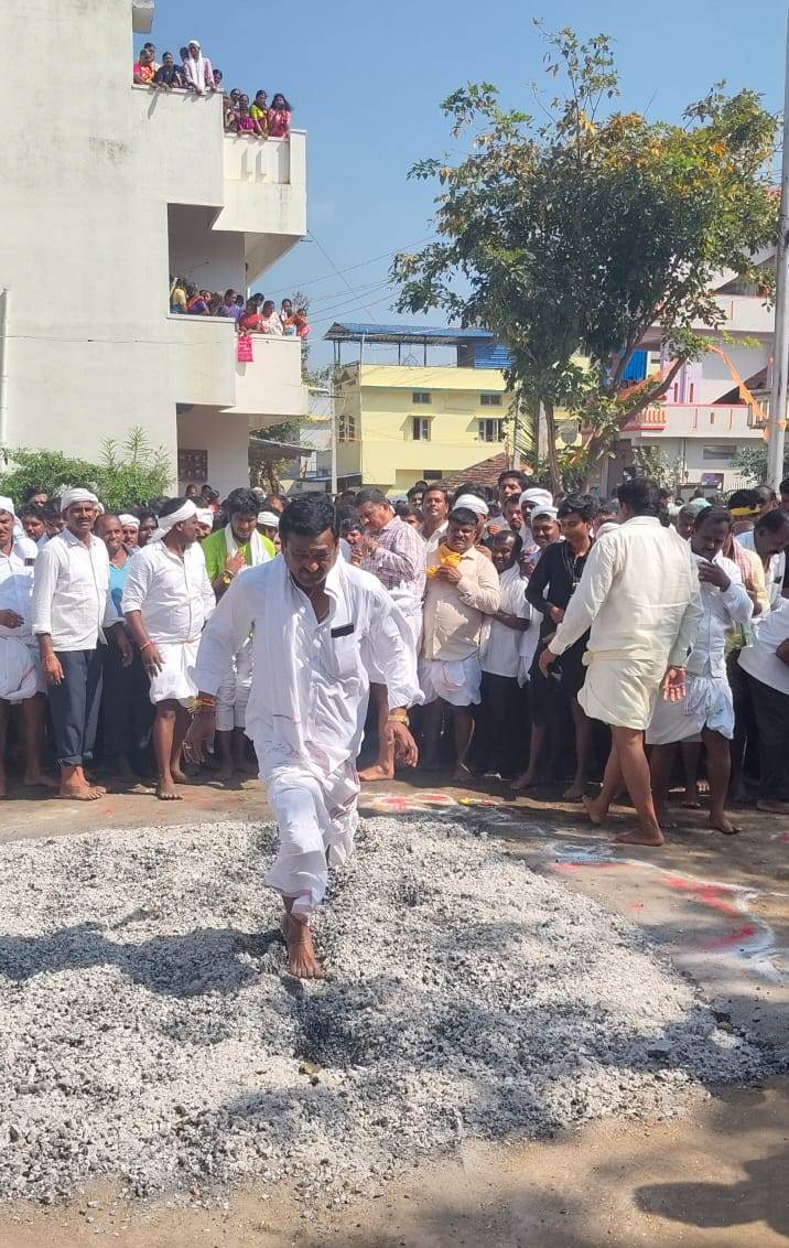 ಬಯಲುಸೀಮೆ ಪ್ರದೇಶಾಭಿವೃದ್ಧಿ ನಿಗಮದ ಅಧ್ಯಕ್ಷ ಎಚ್.ಬಿ. ಮಂಜಪ್ಪ ಅವರು ಕೆಂಡ ಹಾದು ಭಕ್ತಿ ಸಮರ್ಪಿಸಿದರು