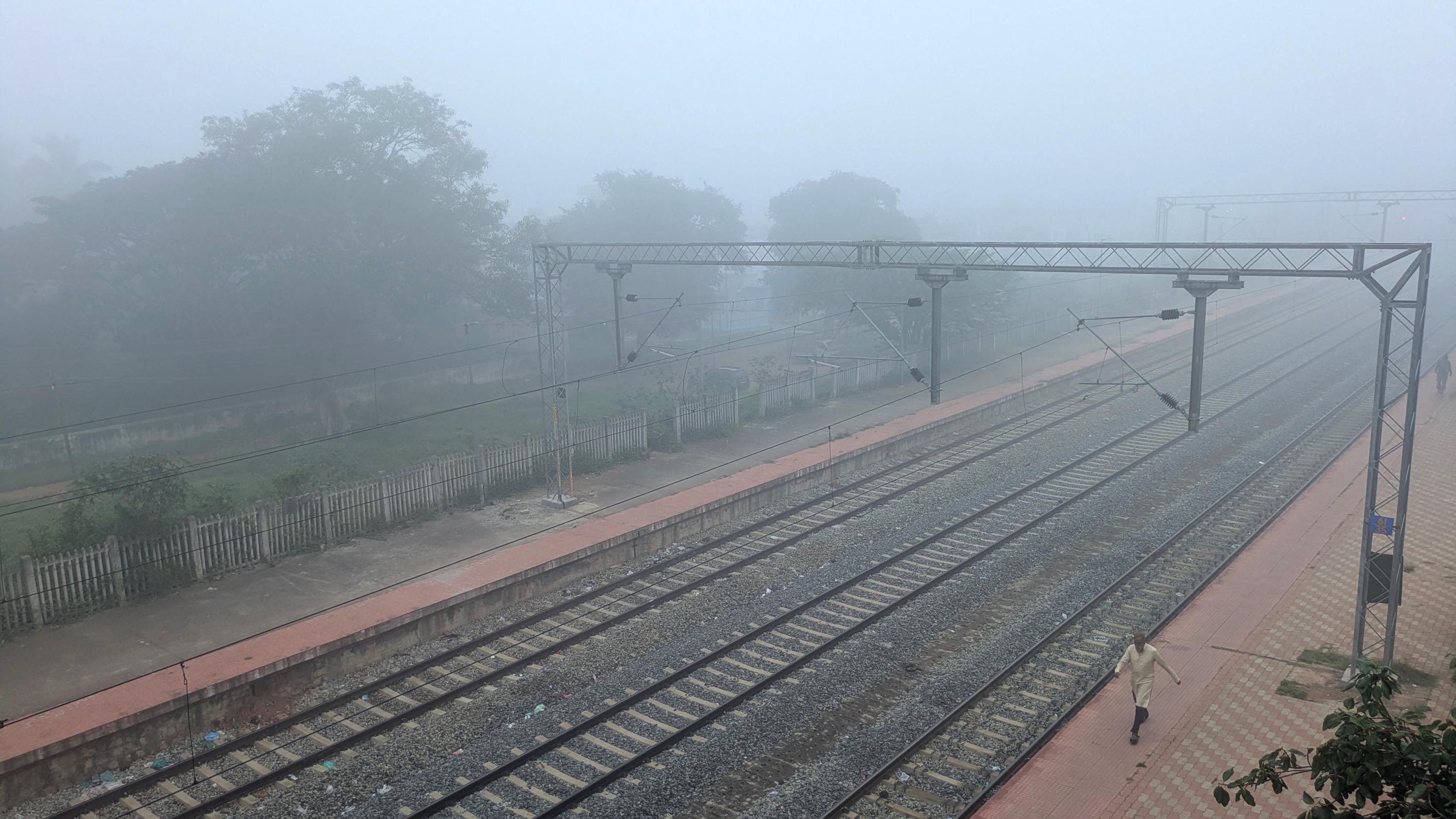 ತೆಳುವಾದ ಮಂಜಿನ ಪರದೆ ಹೊದ್ದಿರುವ ರೈಲ್ವೆ ನಿಲ್ದಾಣ