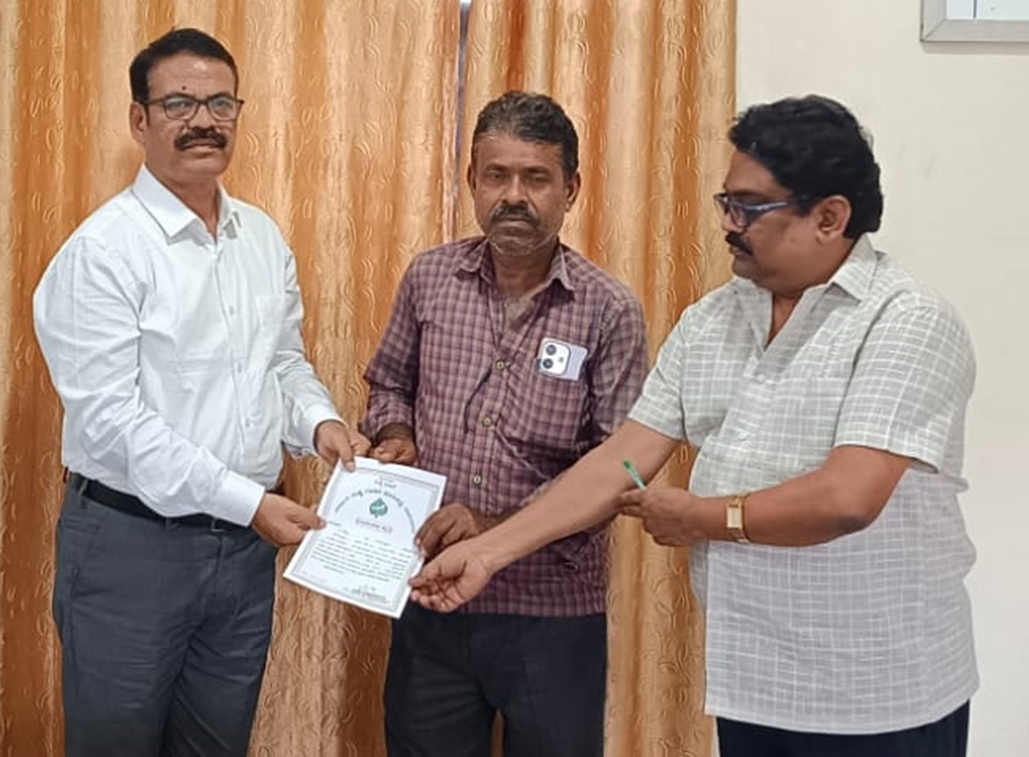 ರಾಮನಗರದ ಸರ್ಕಾರಿ ರೇಷ್ಮೆಗೂಡಿನ ಮಾರುಕಟ್ಟೆಯಲ್ಲಿ ದಾಖಲೆಯ ₹905 ದರಕ್ಕೆ ಗೂಡು ಮಾರಾಟ ಮಾಡಿದ ರೇಷ್ಮೆ ಬೆಳೆಗಾರ ಬಸವರಾಜು (ಮಧ್ಯೆ ಇರುವವರು) ಅವರಿಗೆ ಮಾರುಕಟ್ಟೆಯ ಜಂಟಿ ನಿರ್ದೇಶಕ ಎಂ. ಮಲ್ಲಿಕಾರ್ಜುನ ಸ್ವಾಮಿ ಮತ್ತು ಪತ್ರಾಂಕಿತ ವ್ಯವಸ್ಥಾಪಕ ಶ್ರೀನಿವಾಸ್ ಅವರು ಪ್ರಶಂಸಾ ಪತ್ರ ನೀಡಿದರು