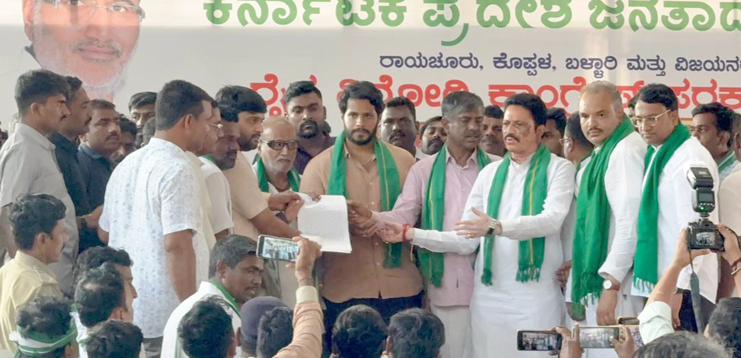 ಸಮಾವೇಶದಲ್ಲಿ ತಹಶೀಲ್ದಾರ್ ಅರುಣ್ ಎಚ್.ದೇಸಾಯಿ ಮೂಲಕ ಮನವಿ ಪತ್ರ ರವಾನಿಸಲಾಯಿತು