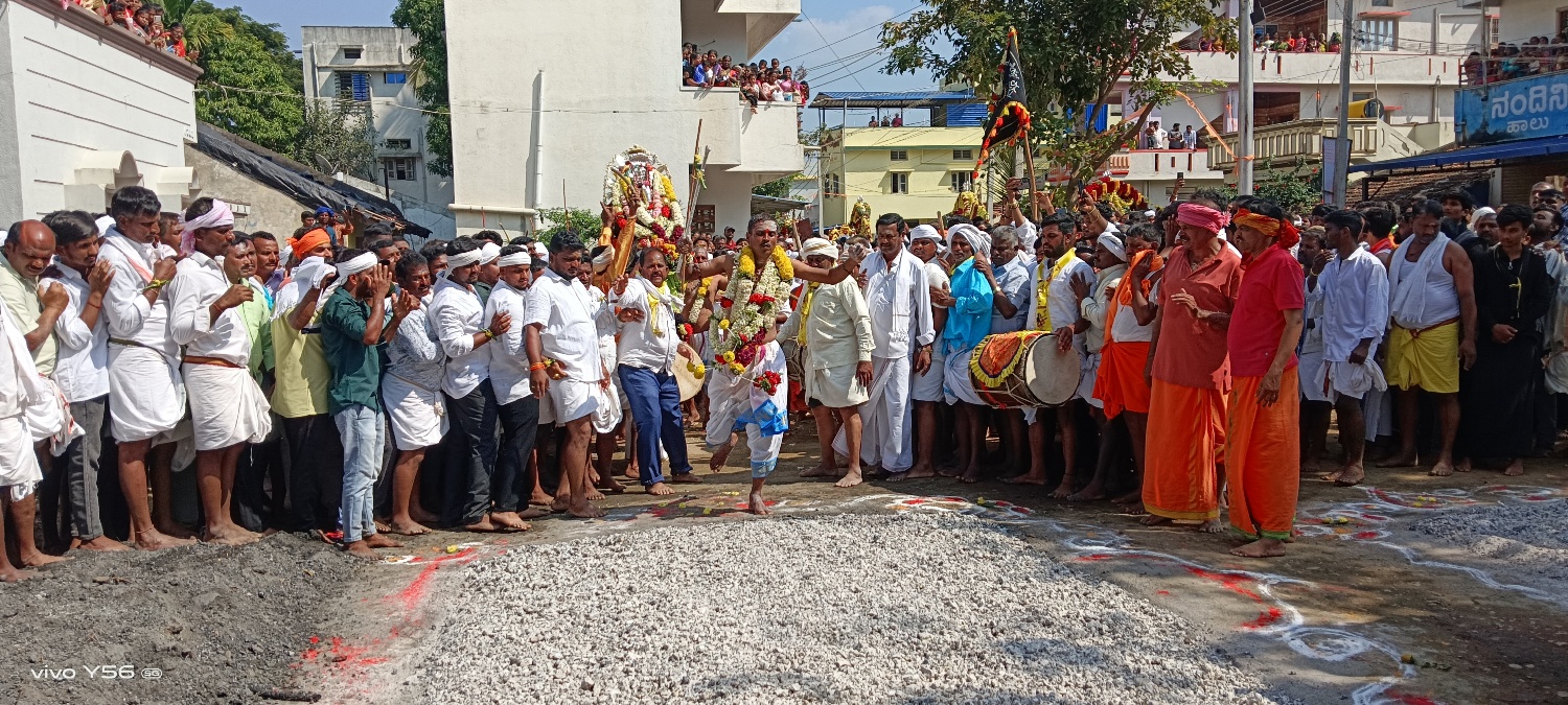 ಹೊನ್ನಾಳಿ ಪಟ್ಟಣದ ದೊಡ್ಡಕೇರಿ ಬೀರಪ್ಪ ದೇವರ ಗಣಮಗ ಪ್ರಭುಸ್ವಾಮಿ ಅವರು ಕೆಂಡ ತುಳಿಯುವ ಮೂಲಕ ಚಾಲನೆ ನೀಡಿದರು