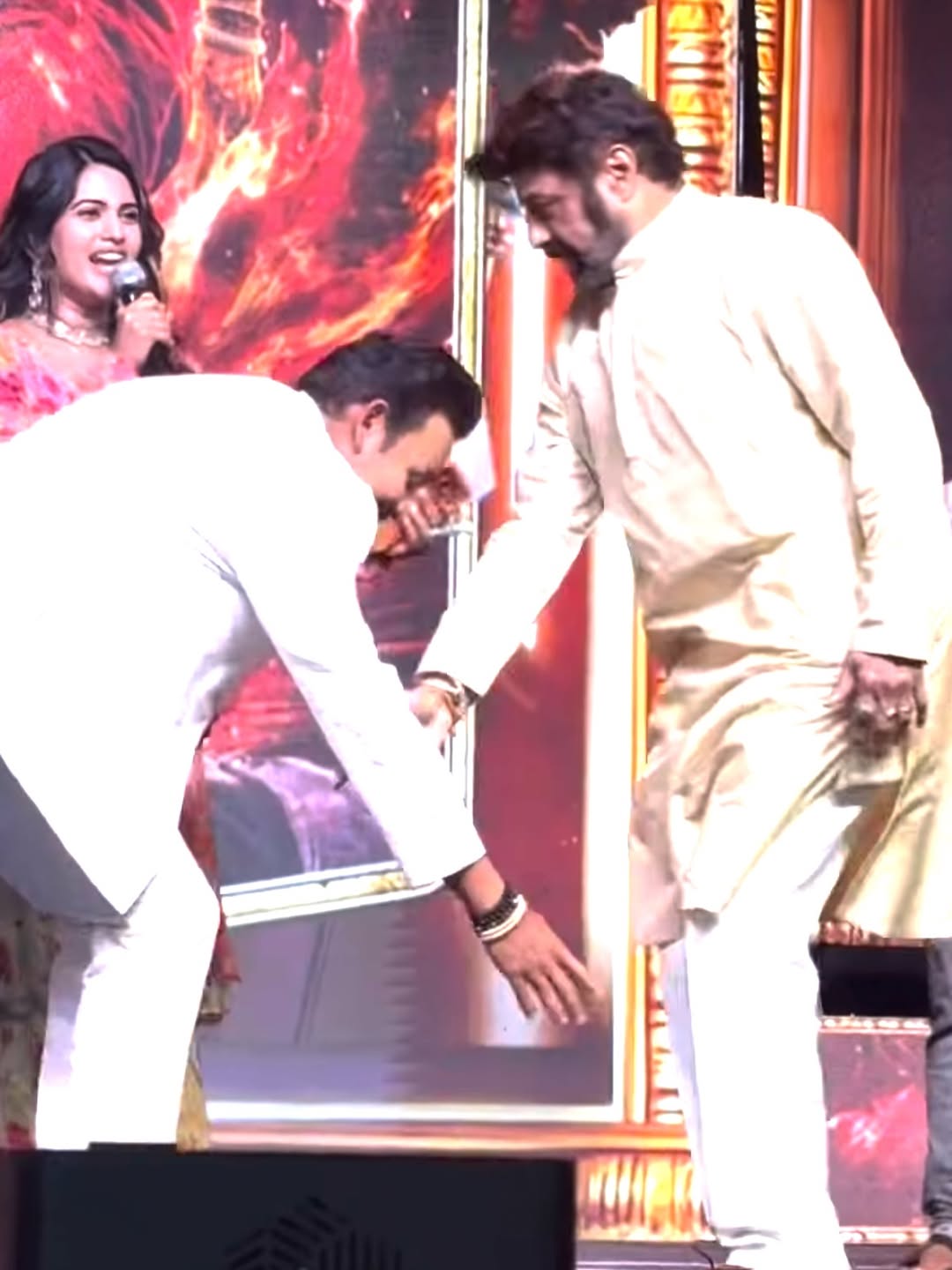 ನಂದಮೂರಿ ಬಾಲಕೃಷ್ಣ, ನಿರೂಪಕ ಅಕುಲ್ ಬಾಲಾಜಿ