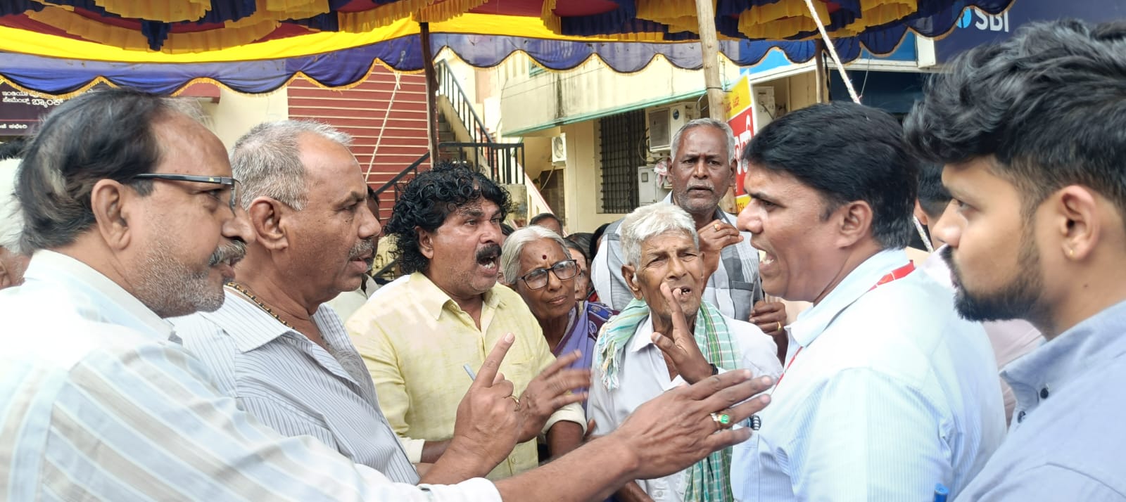 ಸರಗೂರು ಅಂಚೆ ಕಚೇರಿ ಮುಂದೆ ನಡೆಯುತ್ತಿರುವ ಎರಡನೇ ದಿನದ‌ಪ್ರತಿ ಘಟನೆಯಲ್ಲಿ ಜಿಲ್ಲಾ ಅಂಚೆಇಲಾಖೆಯ ಅಧಿಕಾರಿಜೊತೆ ಠೇವಣಿ ದಾರರು ಮಾತಿನ‌ ಚಕಮಕಿ ನಡೆಯುತ್ತಿರುವುದು