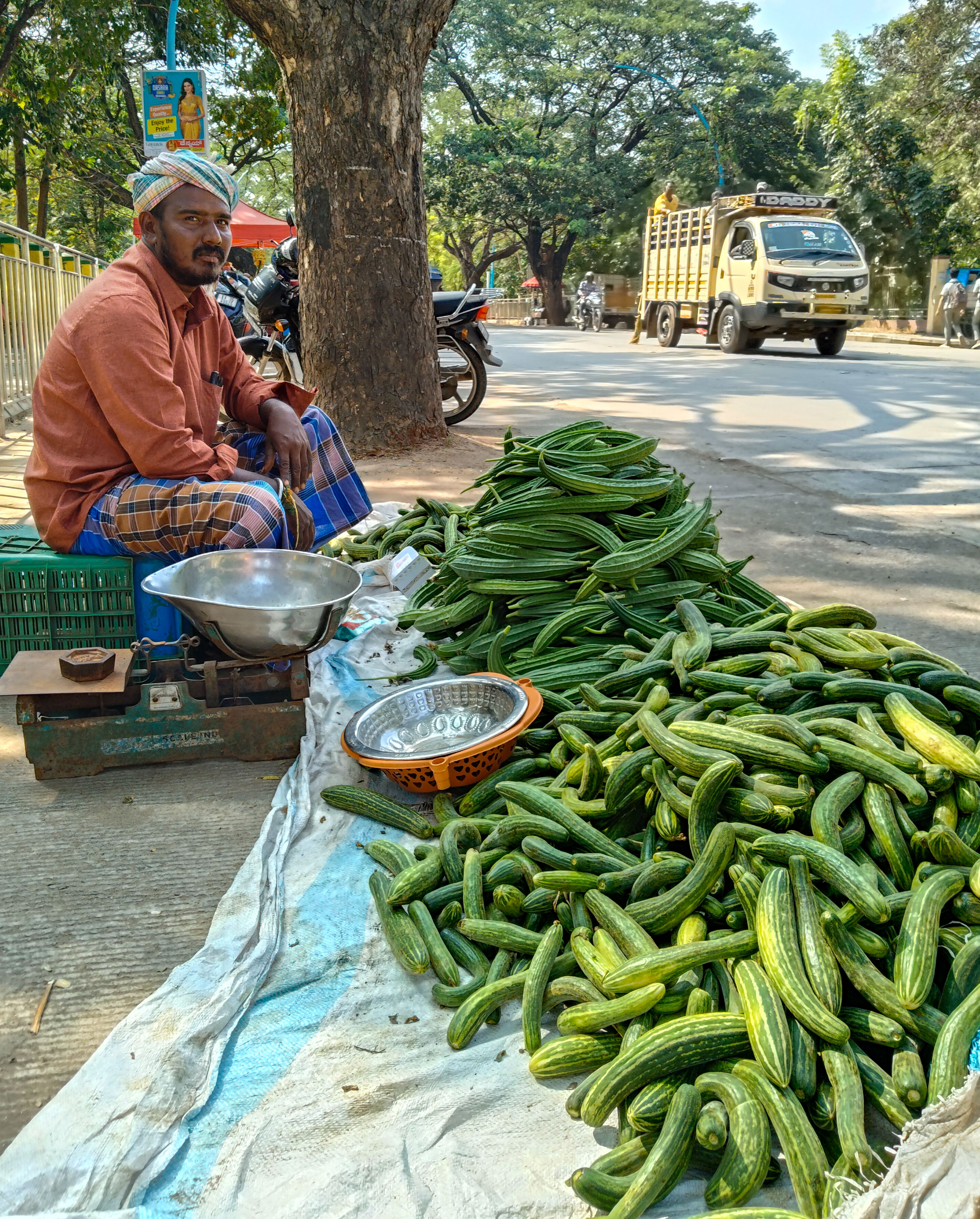 ದಾವಣಗೆರೆಯ ಶಾಮನೂರು ರಸ್ತೆಯಲ್ಲಿ ತರಕಾರಿ ವ್ಯಾಪಾರದಲ್ಲಿ ತೊಡಗಿರುವ ರೈತ ಗಂಗಾಧರ್ –ಪ್ರಜಾವಾಣಿ ಚಿತ್ರ