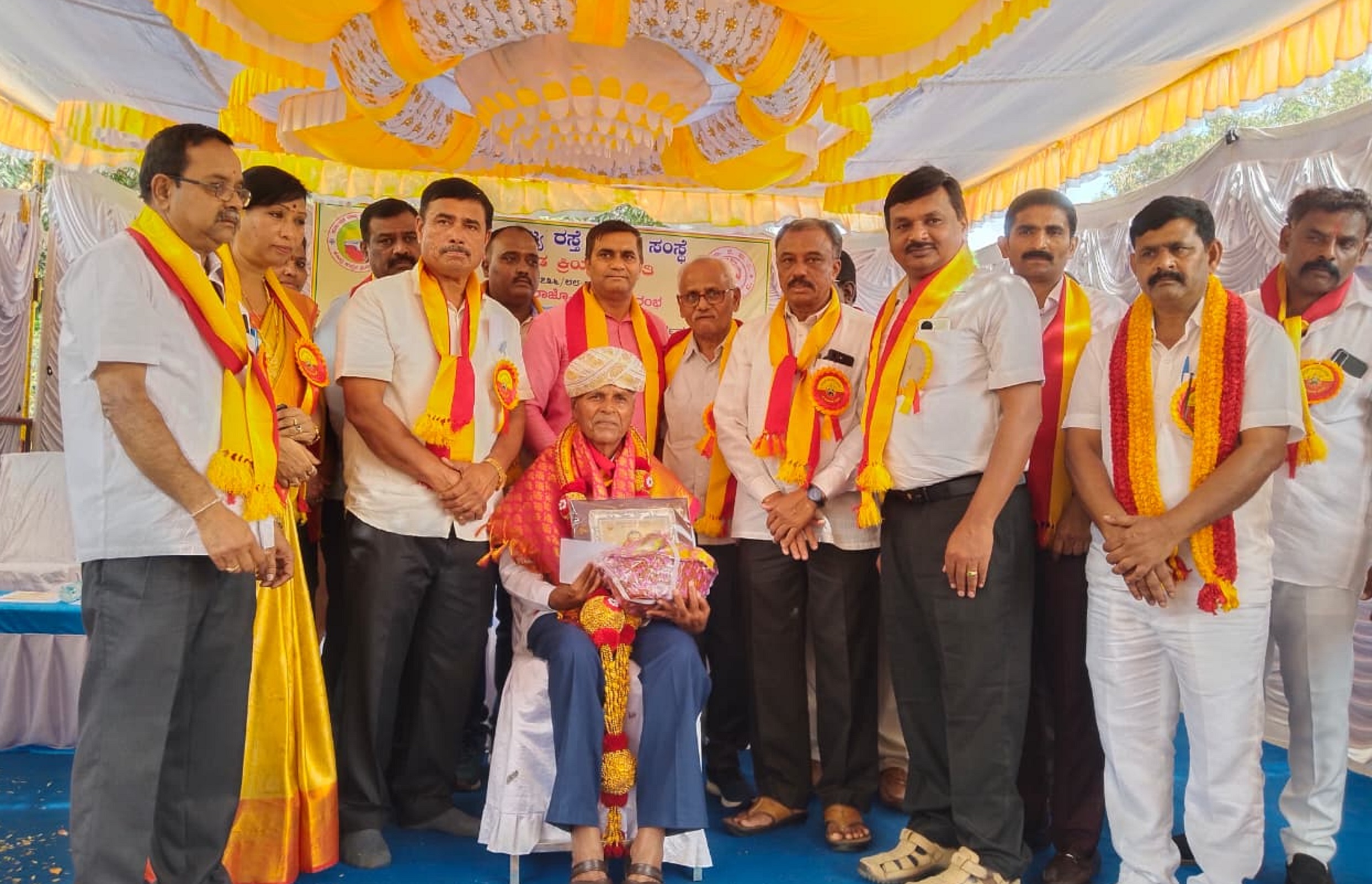 ಆನೇಕಲ್ನಲ್ಲಿ ಕರ್ನಾಟಕ ರಾಜ್ಯ ರಸ್ತೆ ಸಾರಿಗೆ ಸಂಸ್ಥೆ ಕೇಂದ್ರ ಕನ್ನಡ ಕ್ರಿಯಾ ಸಮಿತಿ ವತಿಯಿಂದ ಸಾಹಿತಿ ಜಾಣಗೆರೆ ವೆಂಕಟರಾಮಯ್ಯ ಅವರಿಗೆ ಕರ್ನಾಟಕ ಚೂಡಾಮಣಿ ಪ್ರಶಸ್ತಿಯನ್ನು ಪ್ರದಾನ ಮಾಡಲಾಯಿತು