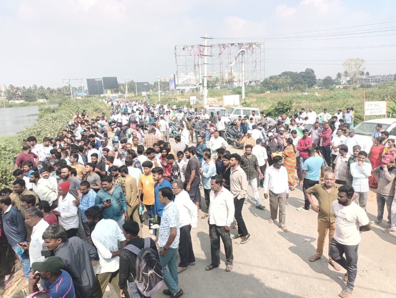 ಬಿದರಗುಪ್ಪೆ ಕೆರೆಗೆ ಲಾರಿ ಬಿದ್ದಿರುವುದನ್ನು ವಿಕ್ಷೀಸಲು ಹೆಚ್ಚಿನ ಸಂಖ್ಯೆಯಲ್ಲಿ ಜನರು ಜಮಾಯಿಸಿದ್ದರು