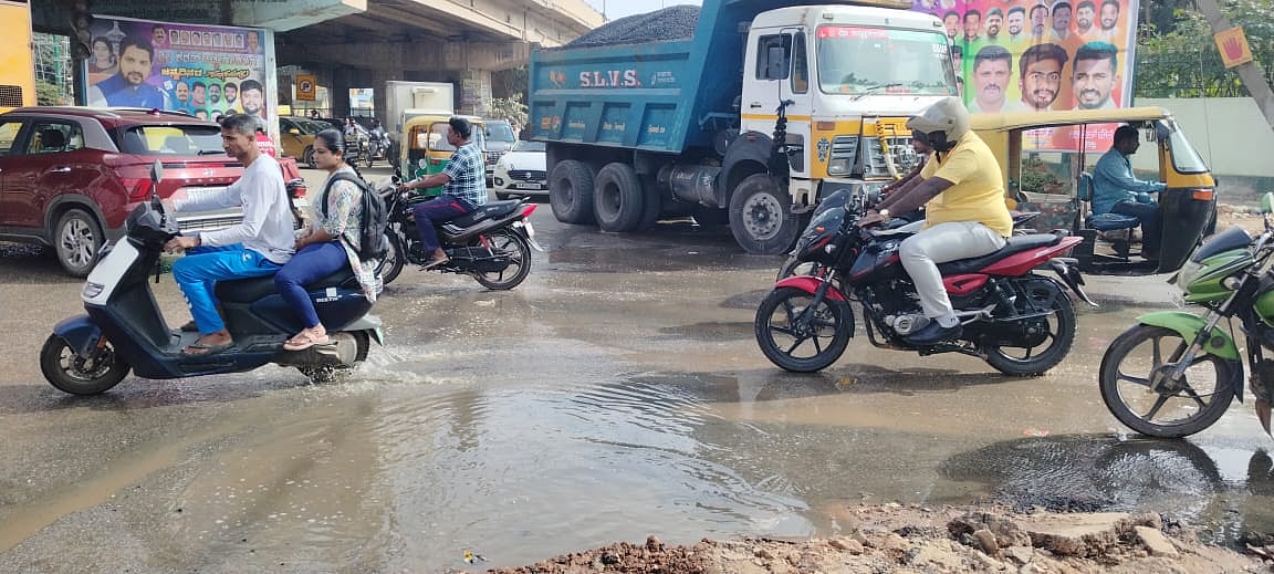 ಹೊಸಕೋಟೆ | ರಸ್ತೆಯಲ್ಲೇ ಹರಿವ ಕೊಳಚೆ ನೀರು; ಚರಂಡಿಯಾಗಿ ಬದಲಾದ ಕೆಇಬಿ ವೃತ್ತ  
