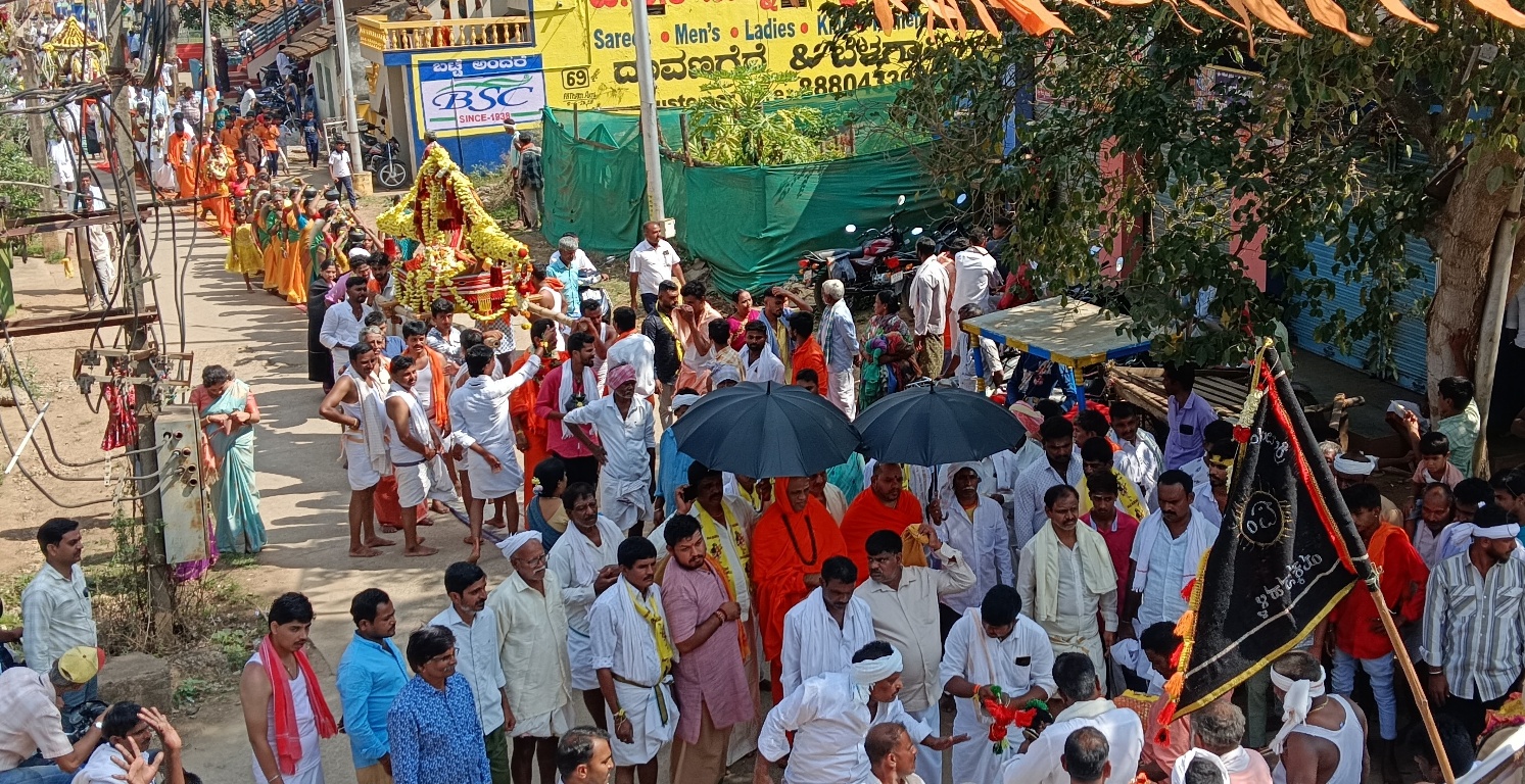 ಹೊನ್ನಾಳಿಯಲ್ಲಿ ಬೀರಪ್ಪ ದೇವರ ಮುಳ್ಳುಗದ್ದುಗೆ ಉತ್ಸವ ನಡೆಯಿತು. ಹಲವು ದೇವತಾಮೂರ್ತಿಗಳು  ಉತ್ಸವದಲ್ಲಿ ಭಾಗವಹಿಸಿದ್ದವು. ಈಶ್ವರಾನಂದಪುರಿ ಸ್ವಾಮೀಜಿ ಹಿರೇಕಲ್ಮಠದ ಚನ್ನಮಲ್ಲಿಕಾರ್ಜುನ ಶಿವಾಚಾರ್ಯ ಸ್ವಾಮೀಜಿ ಭಾಗವಹಿಸಿದ್ದರು