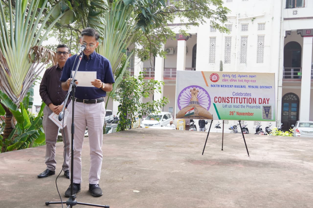 ನೈರುತ್ಯ ರೈಲ್ವೆ ವಿಭಾಗೀಯ ಕಚೇರಿ ಆವರಣದಲ್ಲಿ ನಡೆದ ಕಾರ್ಯಕ್ರಮದಲ್ಲಿ ವಿಭಾಗೀಯ ರೈಲ್ವೆ ನಿರ್ವಾಹಕ ಶಮ್ಮಾಸ್ ಹಮೀದ್ ಸಂವಿಧಾನದ ಪ್ರಸ್ತಾವನೆಯನ್ನು ಬೋಧಿಸಿದರು