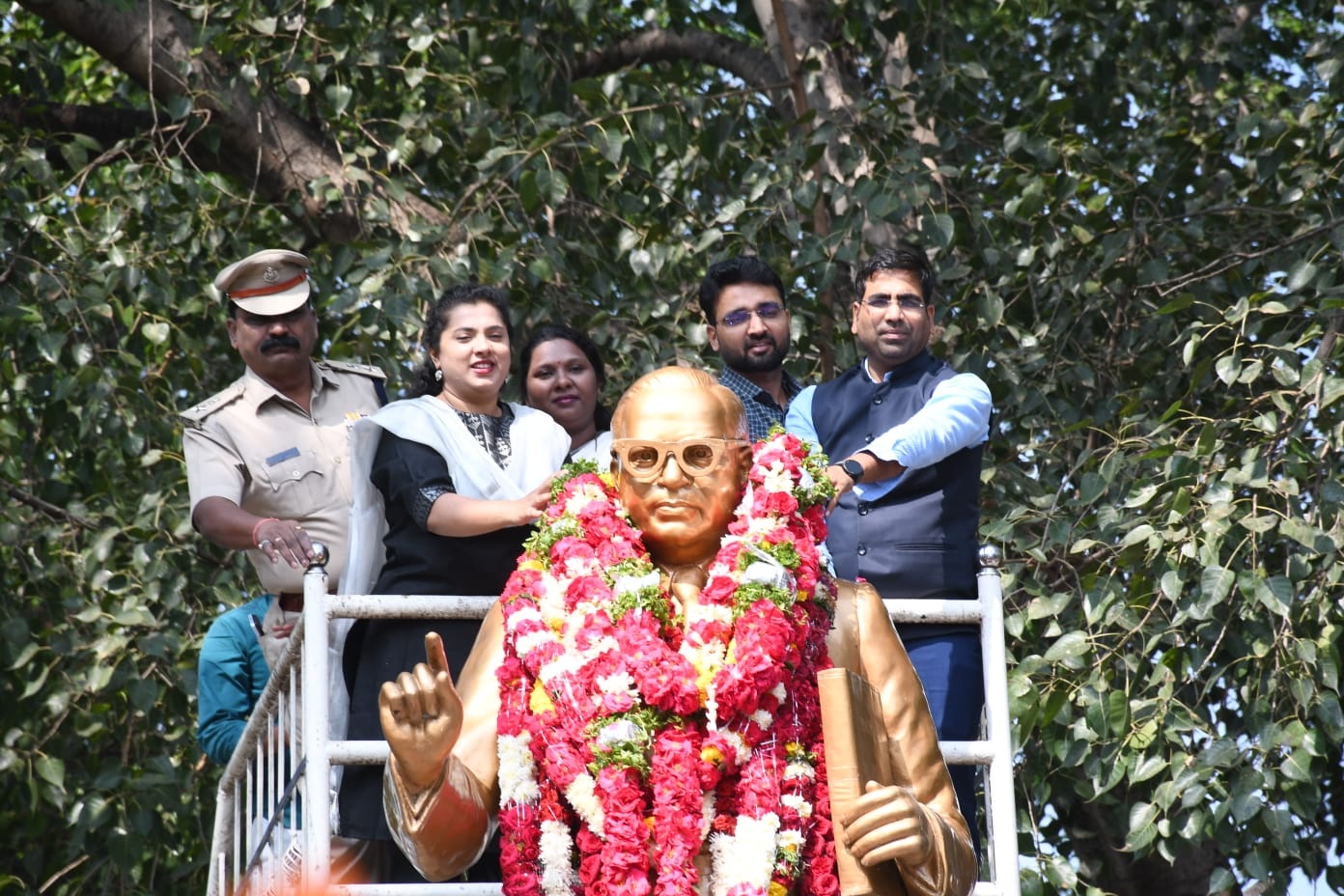 ಸಂವಿಧಾನ ದಿನದ ಹಿನ್ನೆಲೆಯಲ್ಲಿ ಅಧಿಕಾರಿಗಳು ಅಂಬೇಡ್ಕರ್ ಪುತ್ಥಳಿಗೆ ಮಾಲಾರ್ಪಣೆ ಮಾಡಿದರು