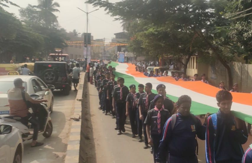 ನಗರದ ಪ್ರಮುಖ ರಸ್ತೆಗಳಲ್ಲಿ ನಡೆದ ಮೆರವಣಿಗೆಯಲ್ಲಿ ಶಾಲಾ ಕಾಲೇಜು ವಿದ್ಯಾರ್ಥಿಗಳು 720 ಮೀಟರ್‌ ಉದ್ದದ ರಾಷ್ಟ್ರ ಧ್ವಜದೊಂದಿಗೆ ಸಾಗಿದರು